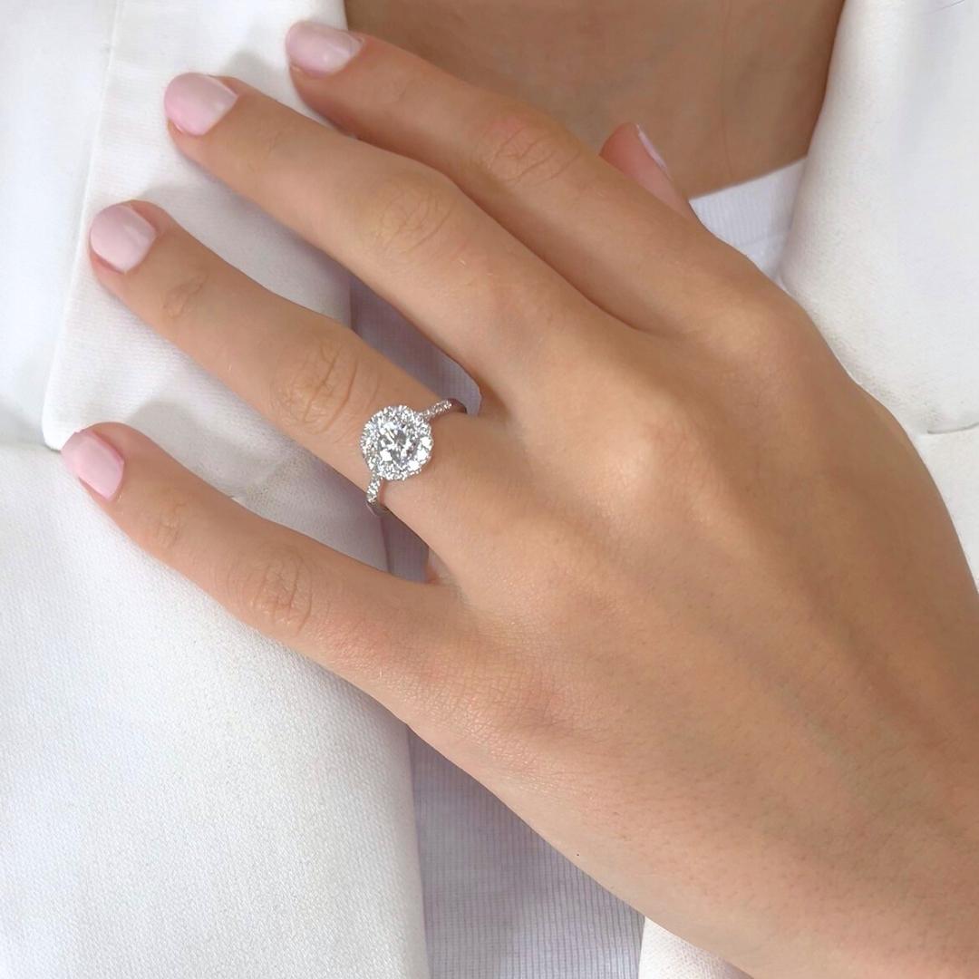 Elegant 1.18ct Diamonds Halo Ring in 18k White Gold - IGI Certified

This exquisite 18k white gold halo ring centers on a breathtaking 0.70ct round brilliant diamond. Encircling it are 24 sparkling round diamonds with 0.48ct total for exceptional