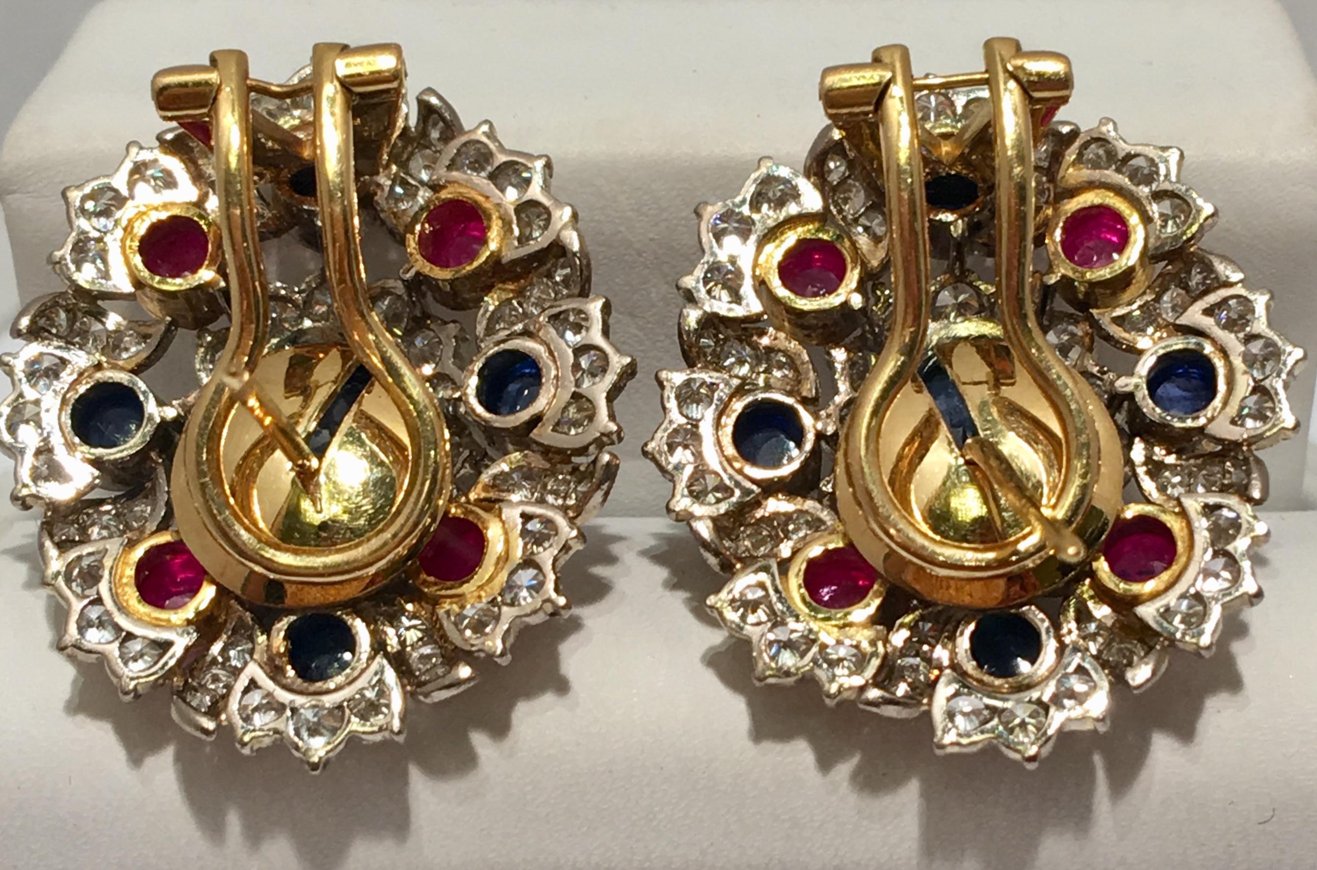 Contemporain Élégantes boucles d'oreilles en or 18 carats avec rubis rouge de 12 carats, saphir bleu et diamants en vente