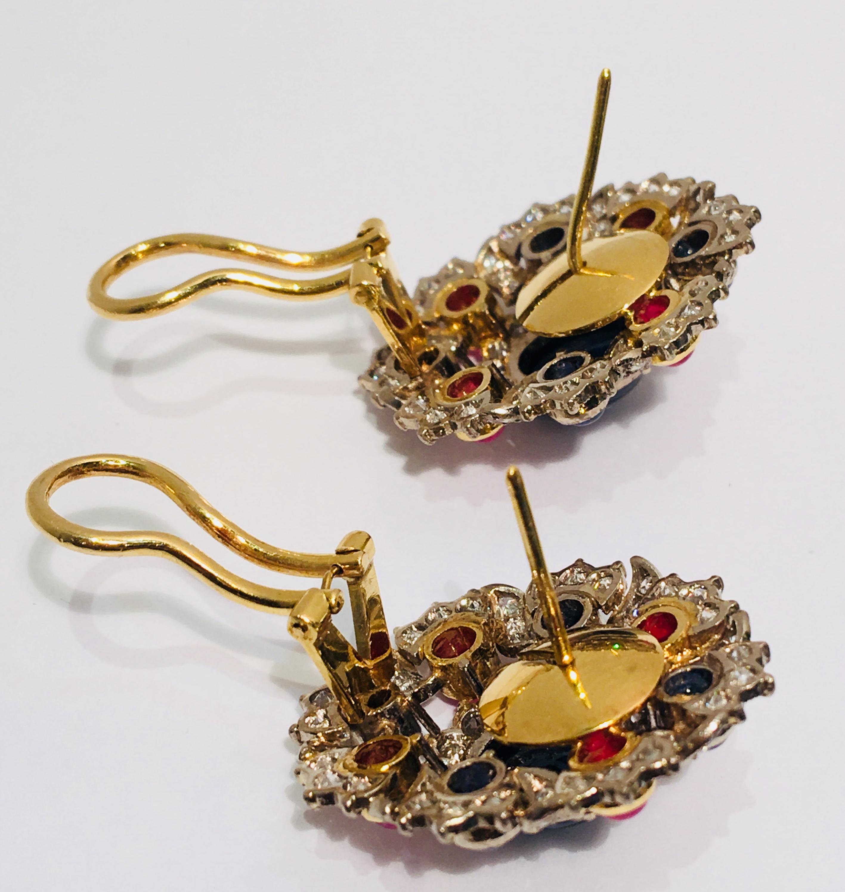 Élégantes boucles d'oreilles en or 18 carats avec rubis rouge de 12 carats, saphir bleu et diamants Excellent état - En vente à Tustin, CA