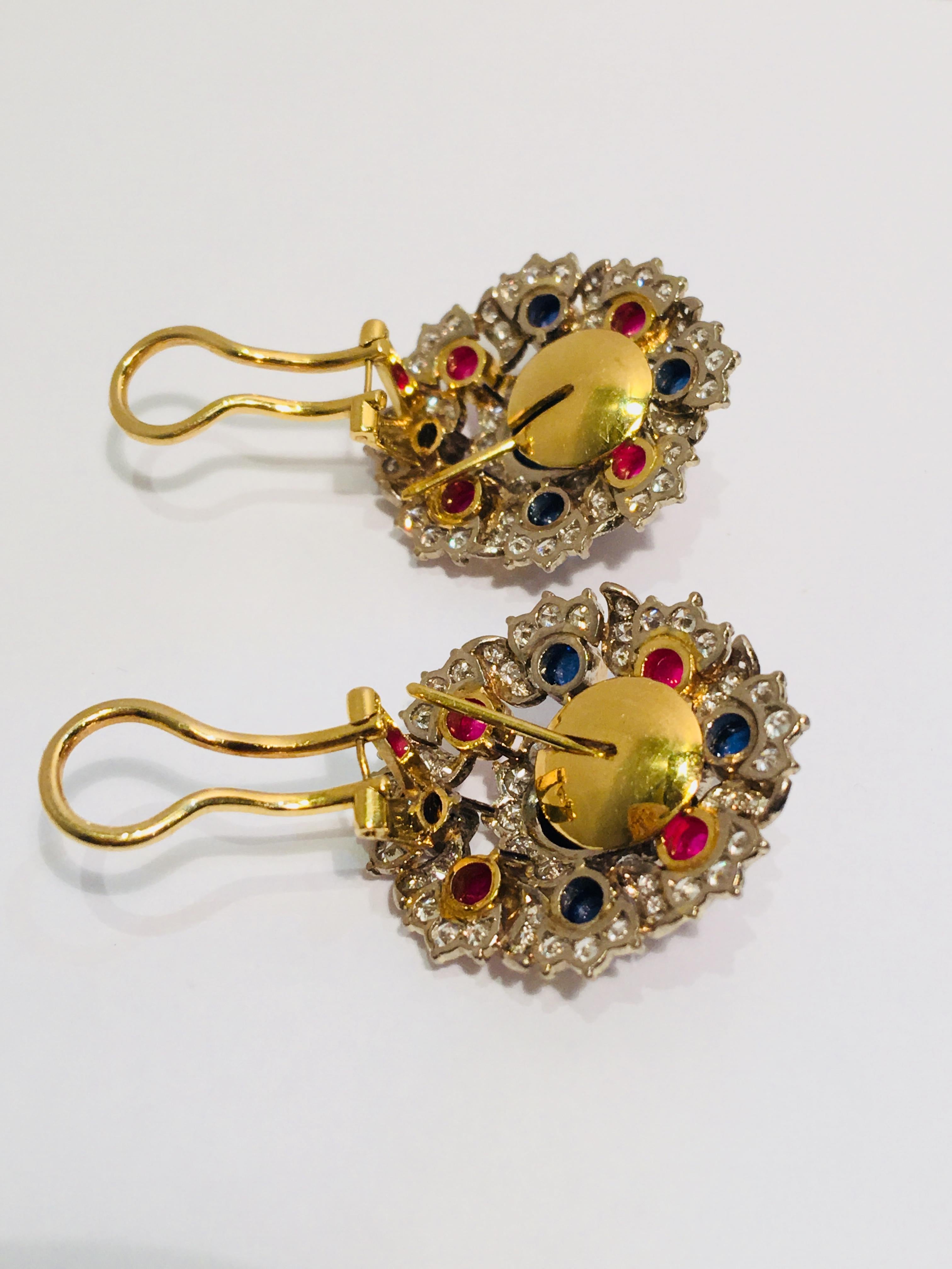 Élégantes boucles d'oreilles en or 18 carats avec rubis rouge de 12 carats, saphir bleu et diamants Pour femmes en vente