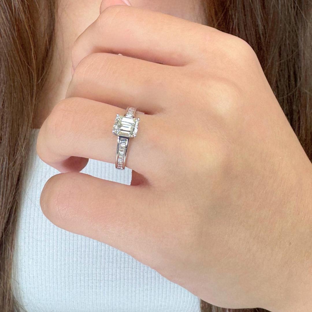 Elegant 1.20ct Diamonds Pave Ring en or blanc 18k - IGI Certified

Symbole raffiné d'une beauté intemporelle, cette bague en or blanc 18 carats est ornée d'un diamant taille émeraude de 1,10 ct, qui en constitue la pièce maîtresse. Accentuant ses