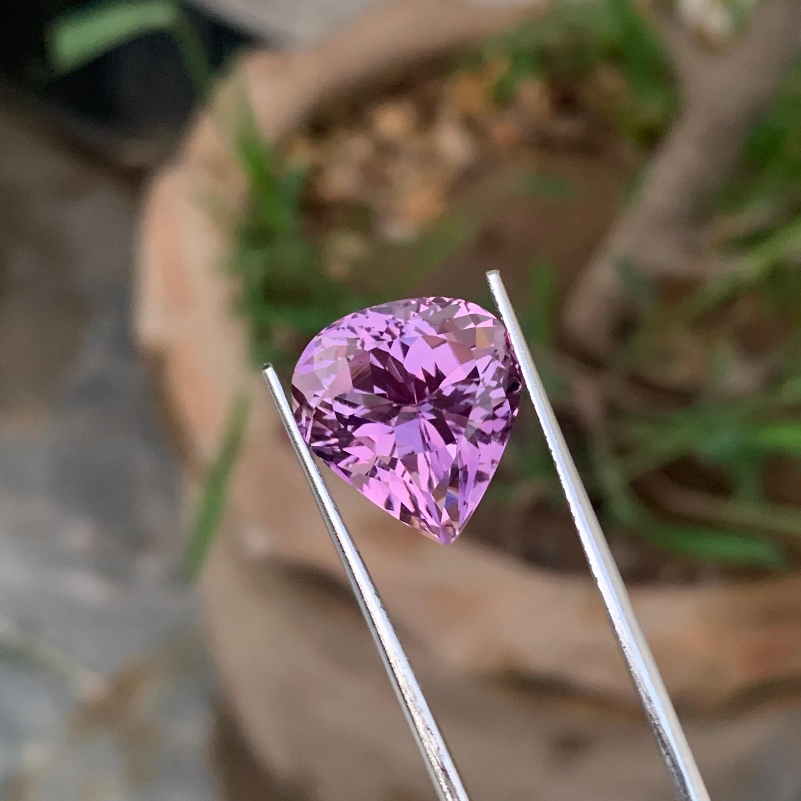 Elegant 12.30 Carat Fancy Cut Pear Shape Natural Purple Amethyst Gemstone  In New Condition For Sale In Peshawar, PK