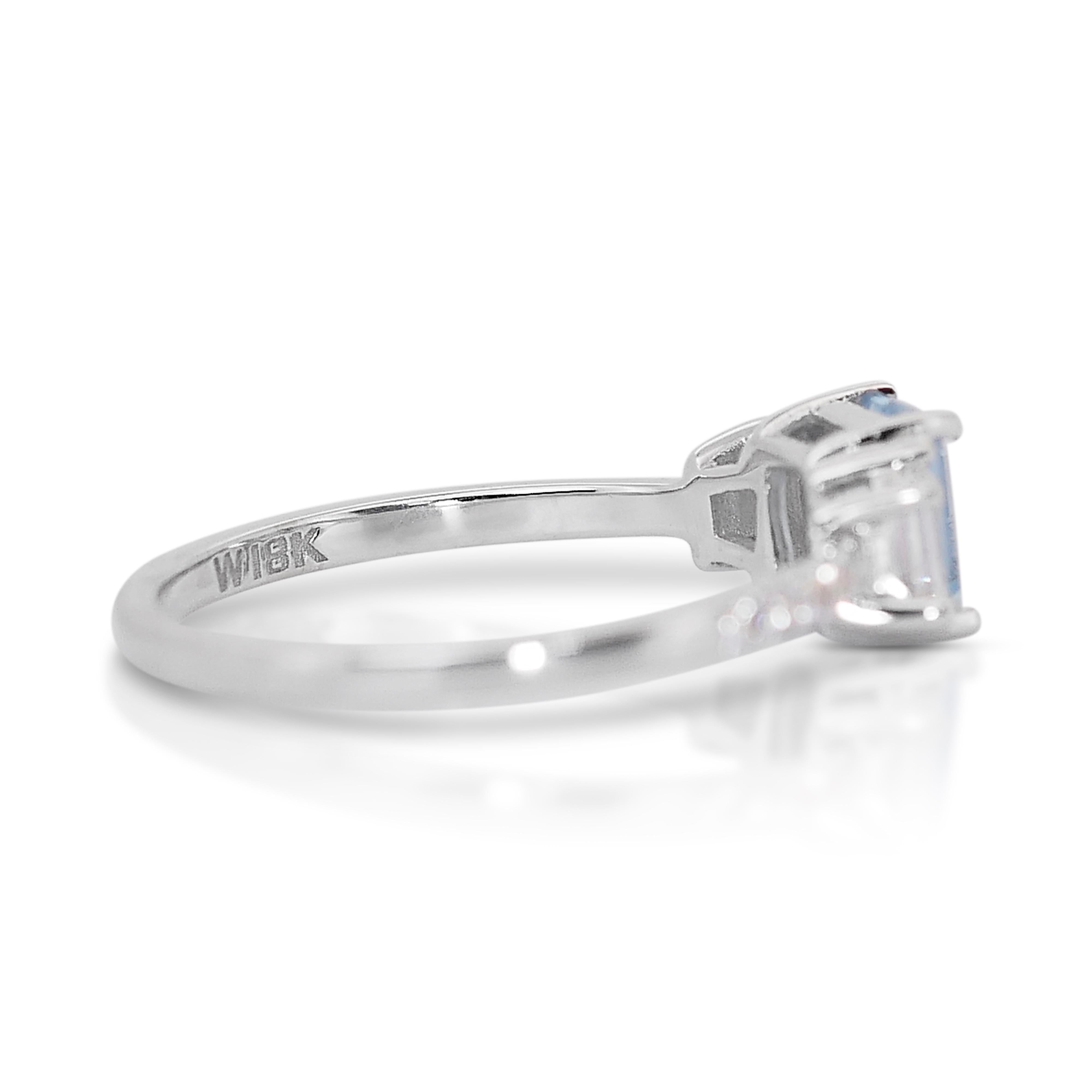 Elegant 1.28ct Aquamarine and Diamonds 3-Stone Ring in 18k White Gold - IGI Cert In New Condition For Sale In רמת גן, IL