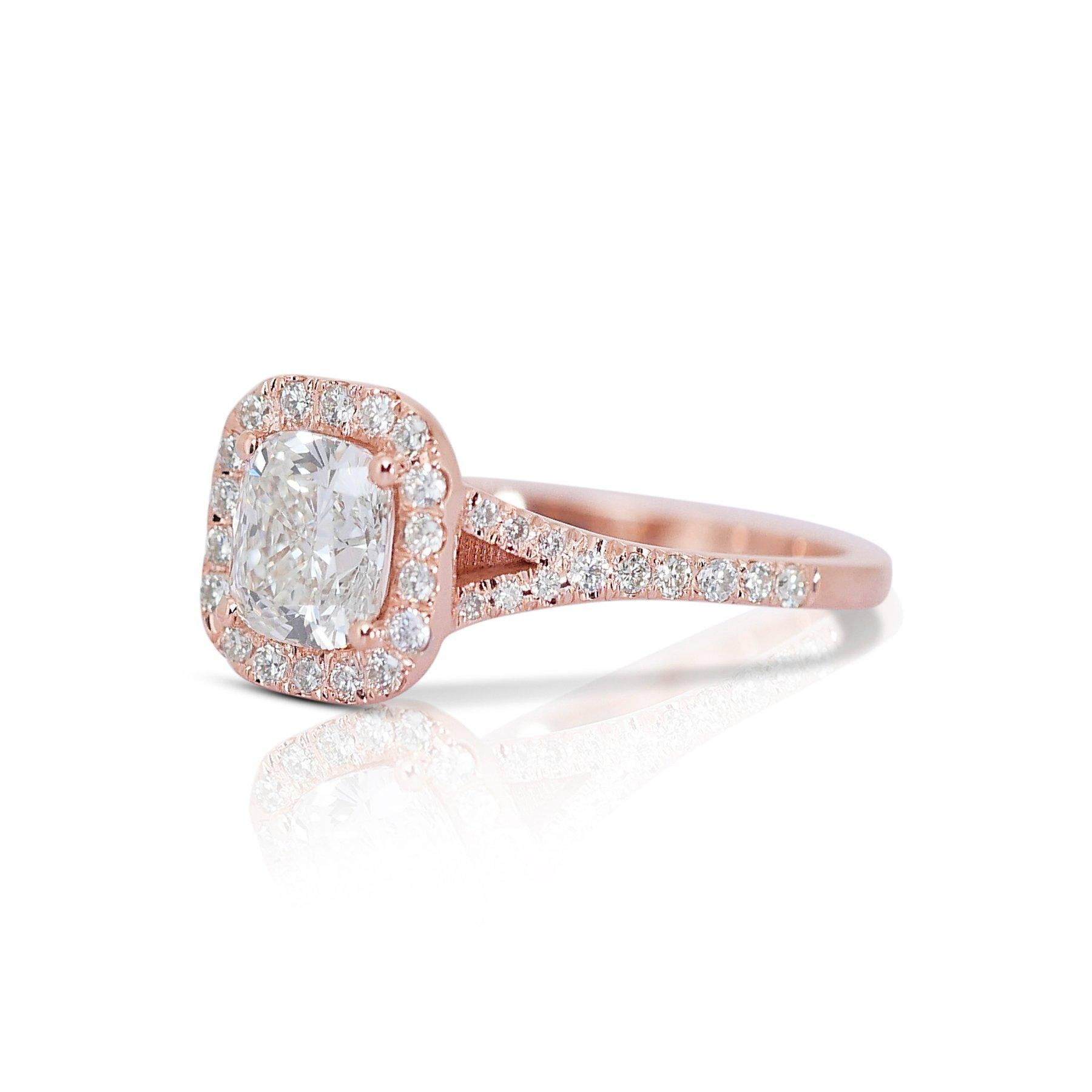 Eleganter 1,28ct Diamant-Halo-Ring in 18k Rose Gold - GIA zertifiziert

Dieser luxuriöse Halo-Ring aus 18 Karat Roségold ist mit einem atemberaubenden Diamanten im Kissenschliff von 1,02 Karat besetzt. Um den Hauptstein herum sind 24 runde Diamanten