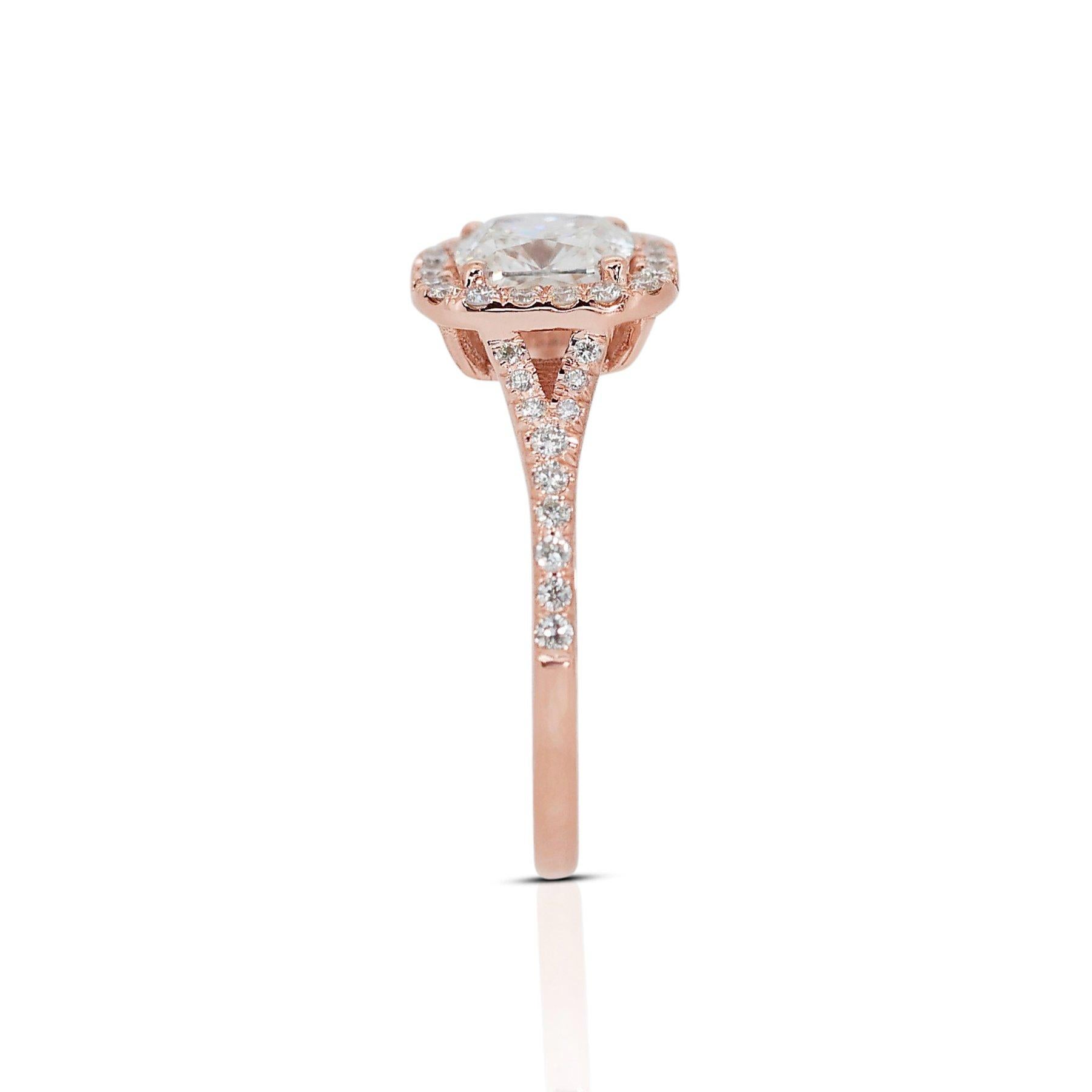 Elegant 1.28ct Diamond Halo Ring in 18k Rose Gold – GIA Certified In New Condition For Sale In רמת גן, IL