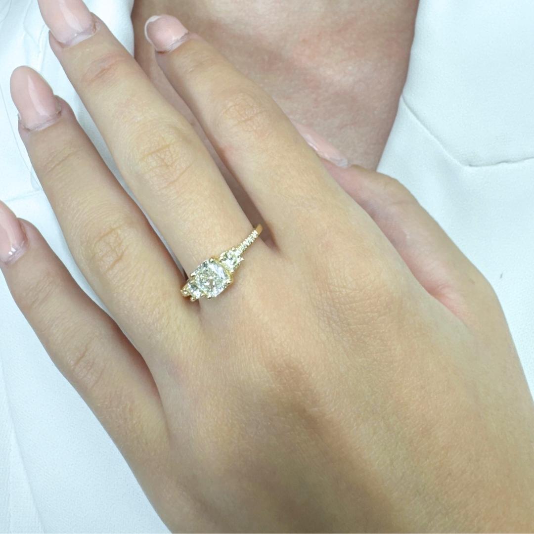 Elegant 1.28ct Diamonds 3-Stone Ring in 18k Yellow Gold - IGI Certified (bague à 3 pierres en or jaune 18k)

Raffinée et éblouissante, cette bague en or jaune 18 carats est centrée sur un diamant coussin de 0,92 carats, célèbre pour ses arêtes
