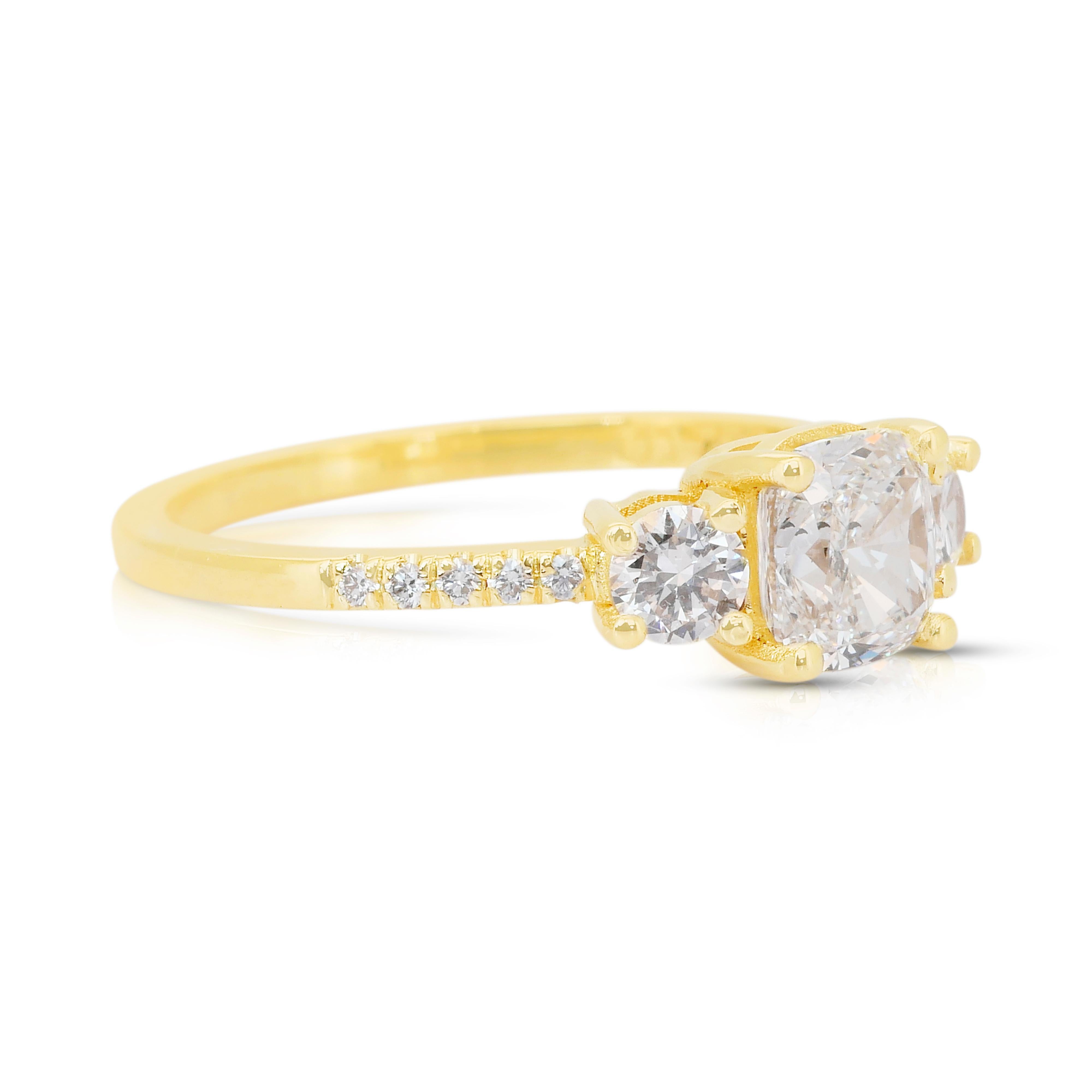 Taille coussin Elegant 1.28ct Diamonds 3-Stone Ring in 18k Yellow Gold - IGI Certified (bague à 3 pierres en or jaune 18k) en vente