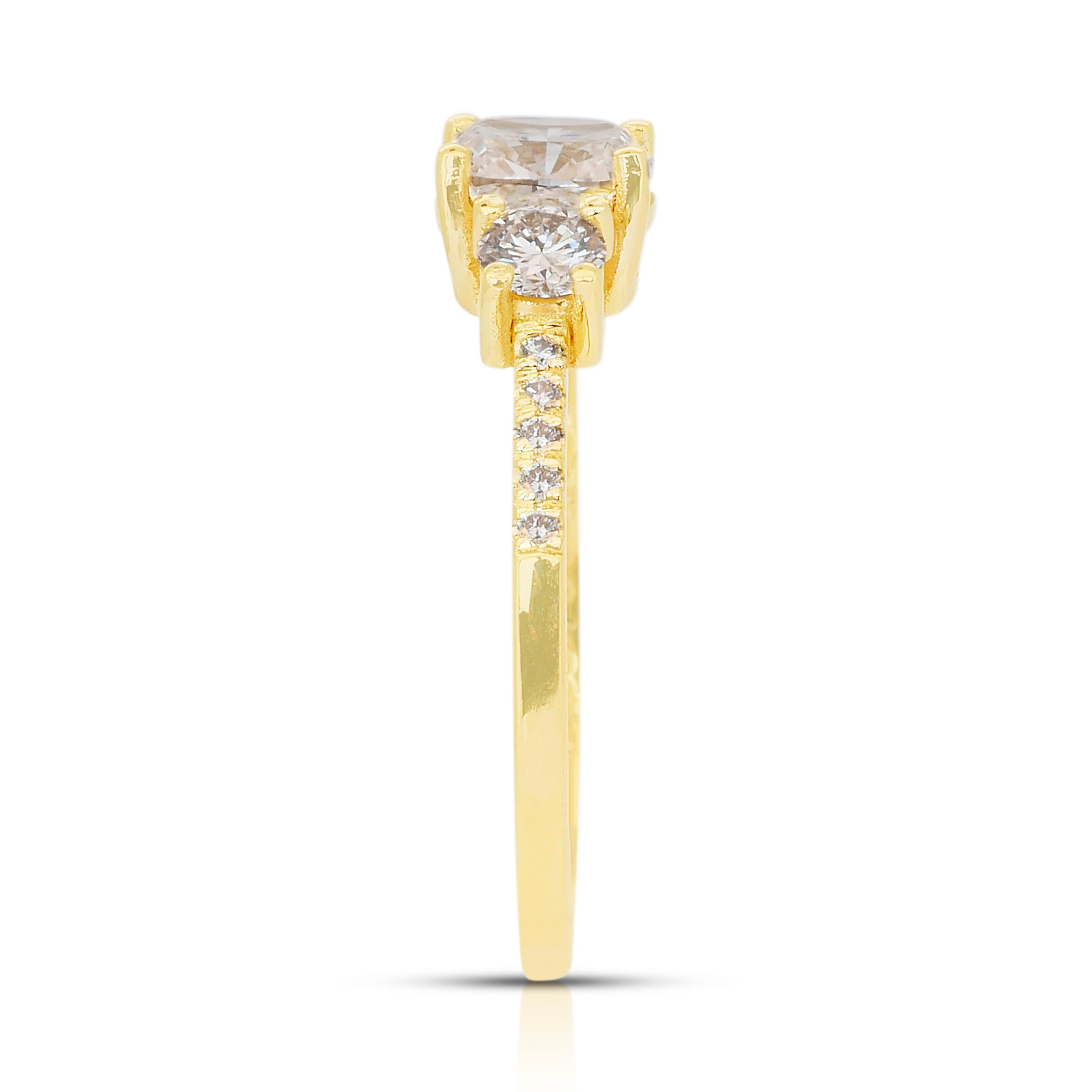 Elegant 1.28ct Diamonds 3-Stone Ring in 18k Yellow Gold - IGI Certified (bague à 3 pierres en or jaune 18k) en vente 2