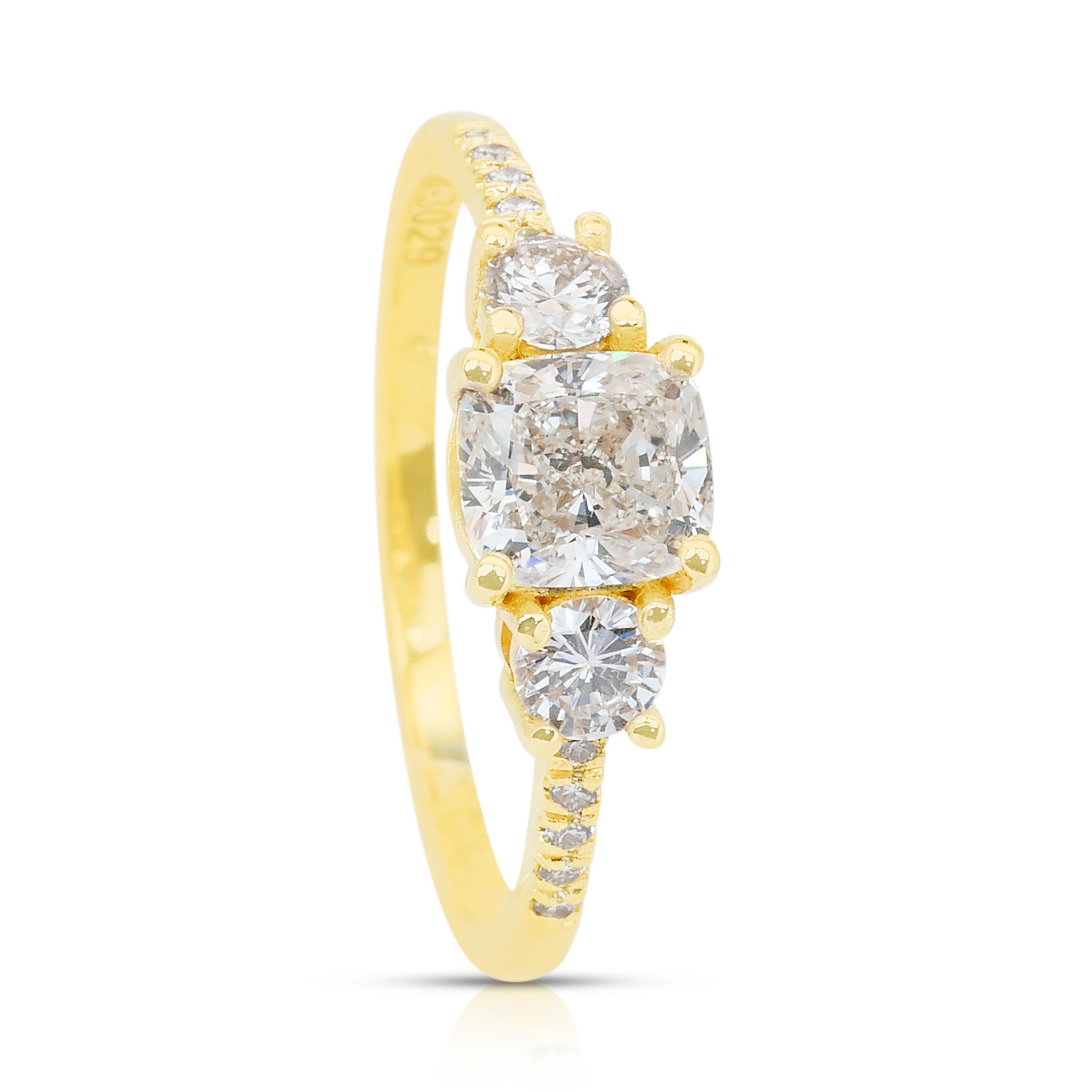 Elegant 1.28ct Diamonds 3-Stone Ring in 18k Yellow Gold - IGI Certified (bague à 3 pierres en or jaune 18k) en vente 3