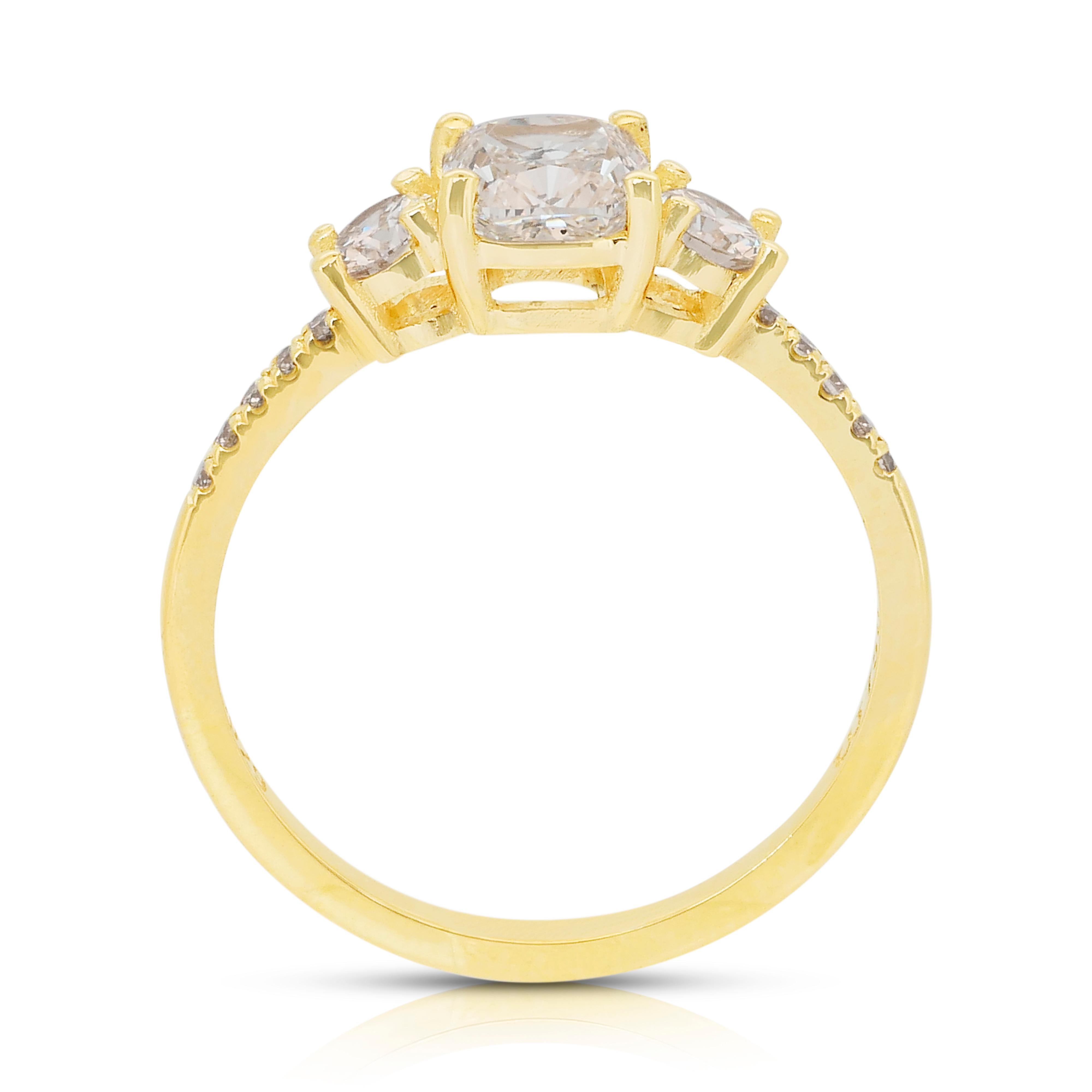 Elegant 1.28ct Diamonds 3-Stone Ring in 18k Yellow Gold - IGI Certified (bague à 3 pierres en or jaune 18k) en vente 4