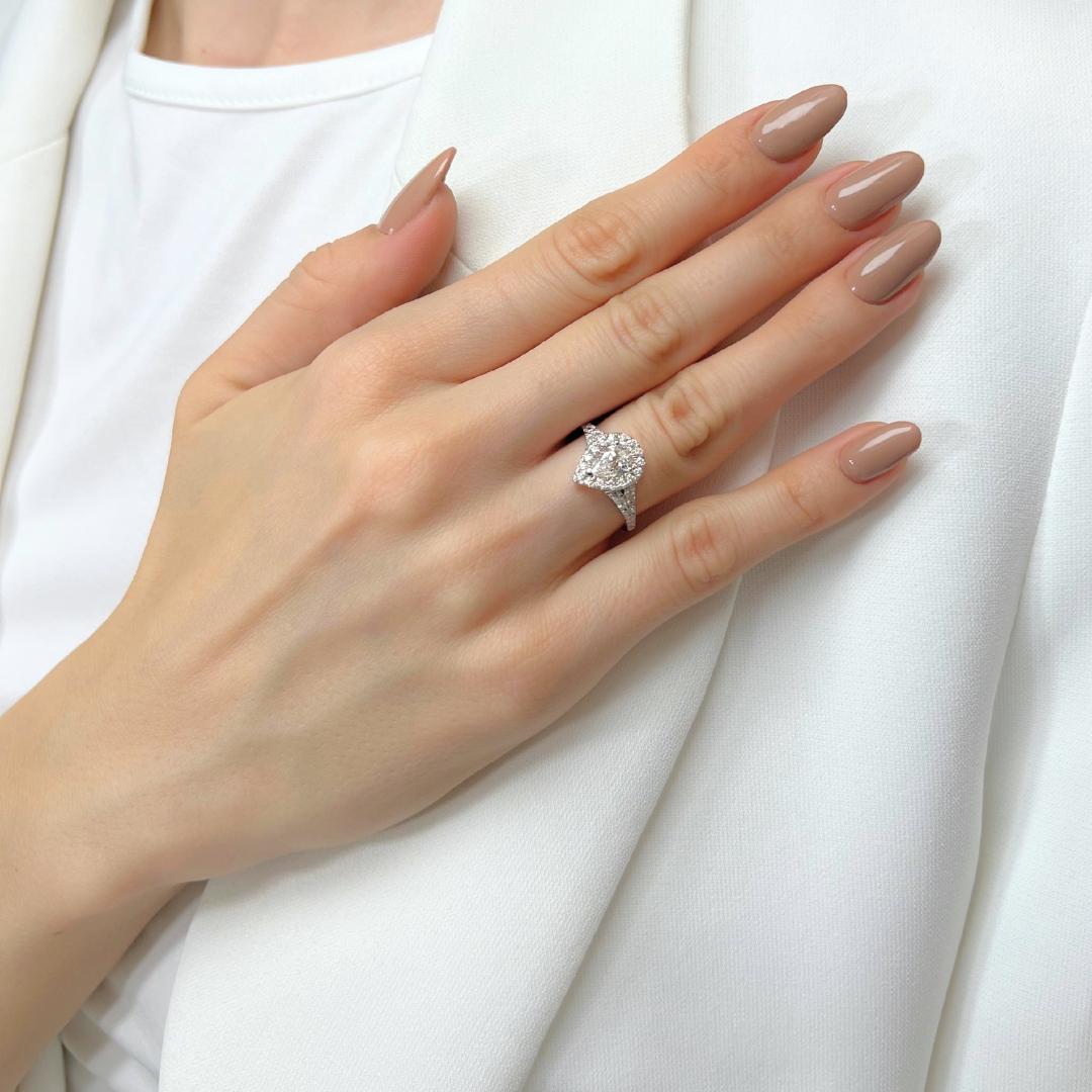Eleganter Halo-Ring mit 1,28 Karat Diamanten aus 18 Karat Weißgold - IGI-zertifiziert

Erhöhen Sie Ihre Eleganz mit diesem exquisiten Diamant-Halbring aus luxuriösem 18-karätigem Weißgold. Das Herzstück ist ein glänzender, birnenförmiger Diamant von