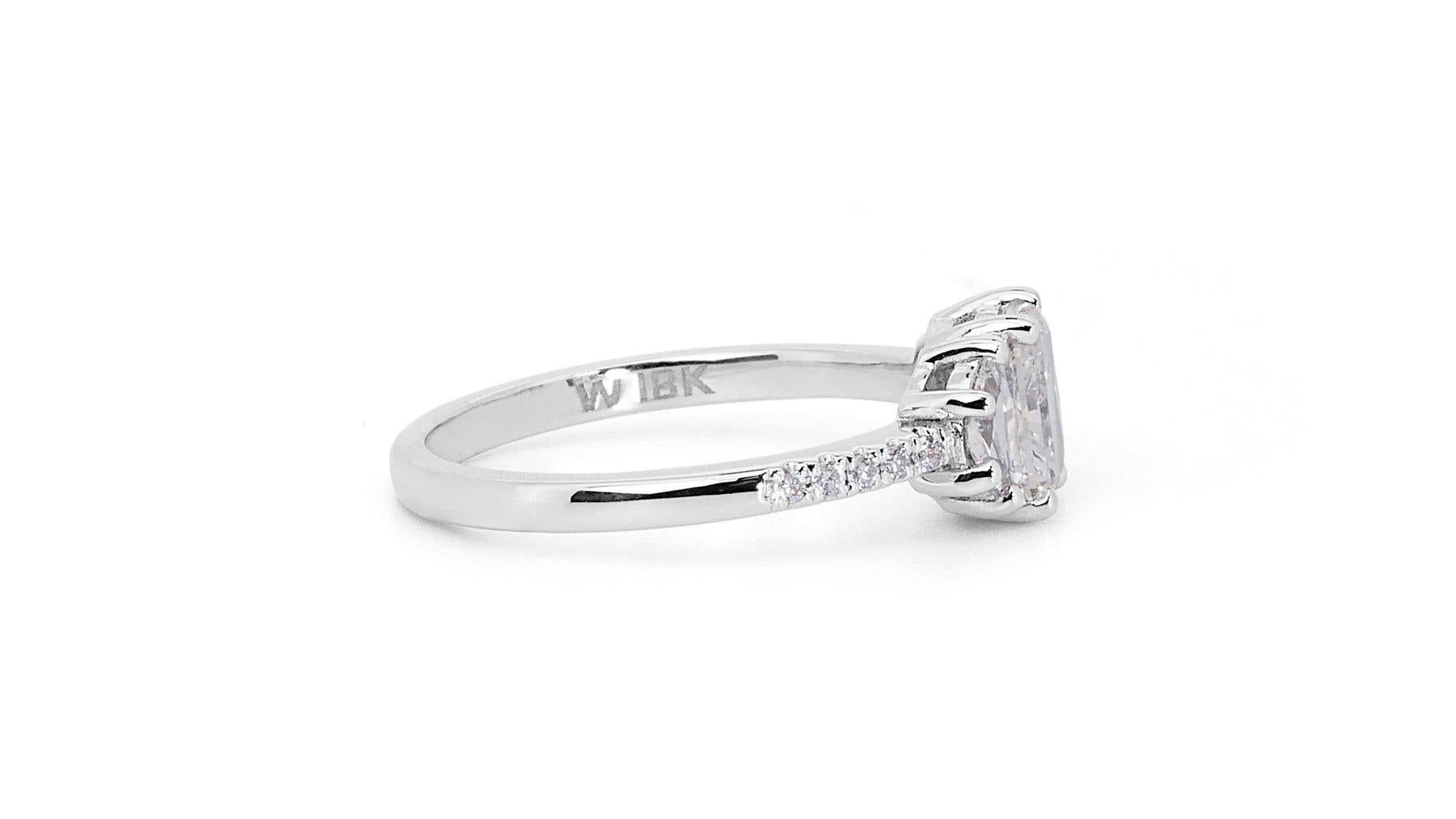 Eleganter 1,32 Karat Diamant-Pavé-Ring aus 18 Karat Weißgold - GIA zertifiziert

Dieser raffinierte Diamantring aus 18-karätigem Weißgold präsentiert einen atemberaubenden rechteckigen Diamanten von 1,01 Karat mit einem Schliff in der Ecke.