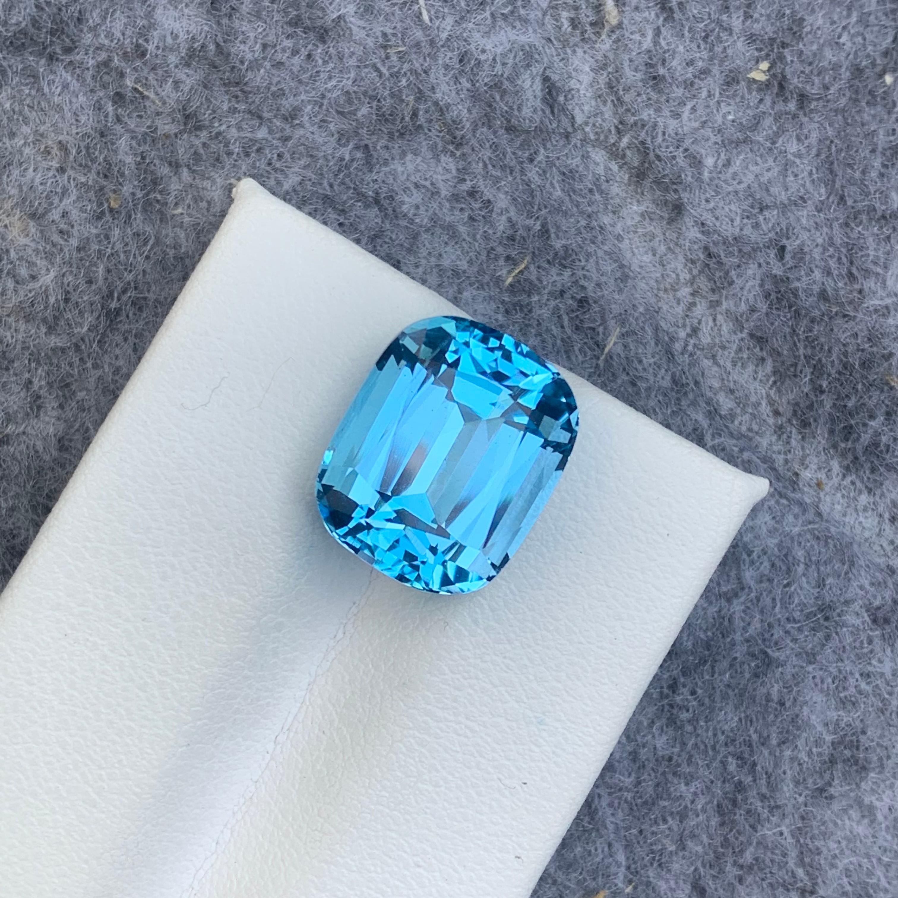 Topacio azul cielo facetado 
Peso : 13,35 Quilates
Dimensiones : 14.5x11.9x9 Mm
Origen : Brasil
Claridad : Eye Clean
Forma: Cojín largo 
Corte: Cojín
Color: Azul
Certificado: A petición
.
Propiedades metafísicas del topacio azul
Se cree que el