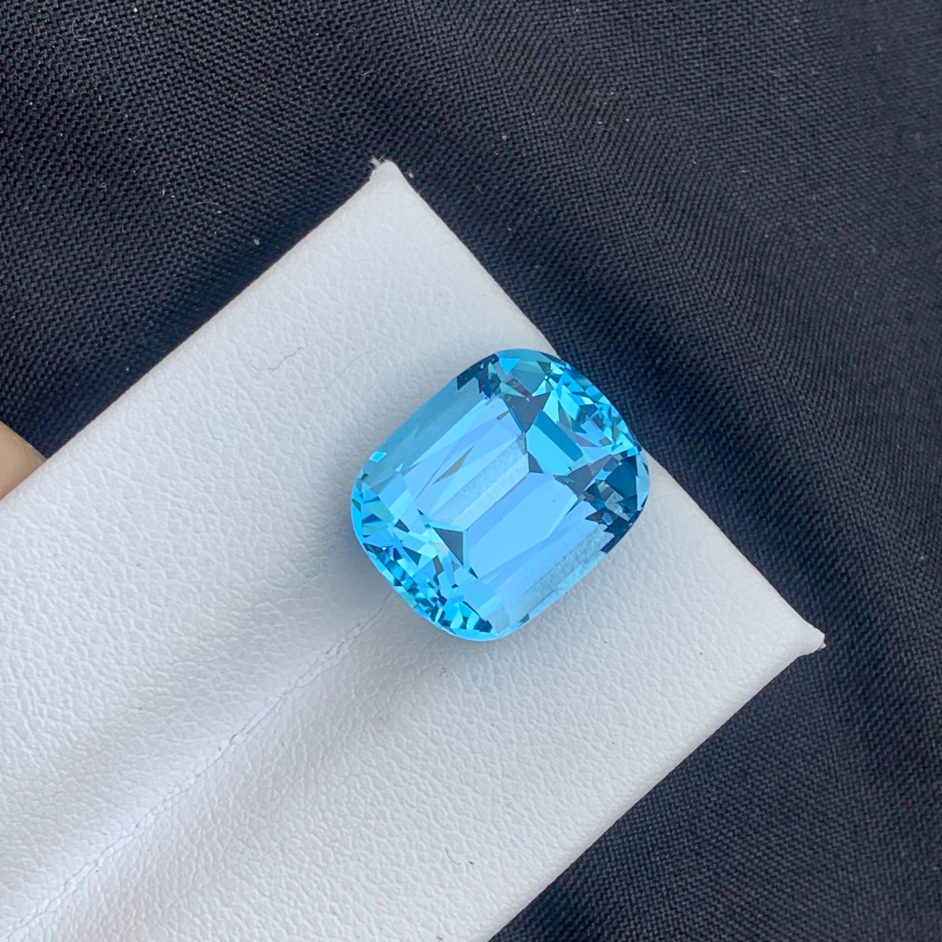 Elegante Topacio azul celeste suelto de 13,35 quilates de Brasil con facetas en cojín Artes y manualidades en venta