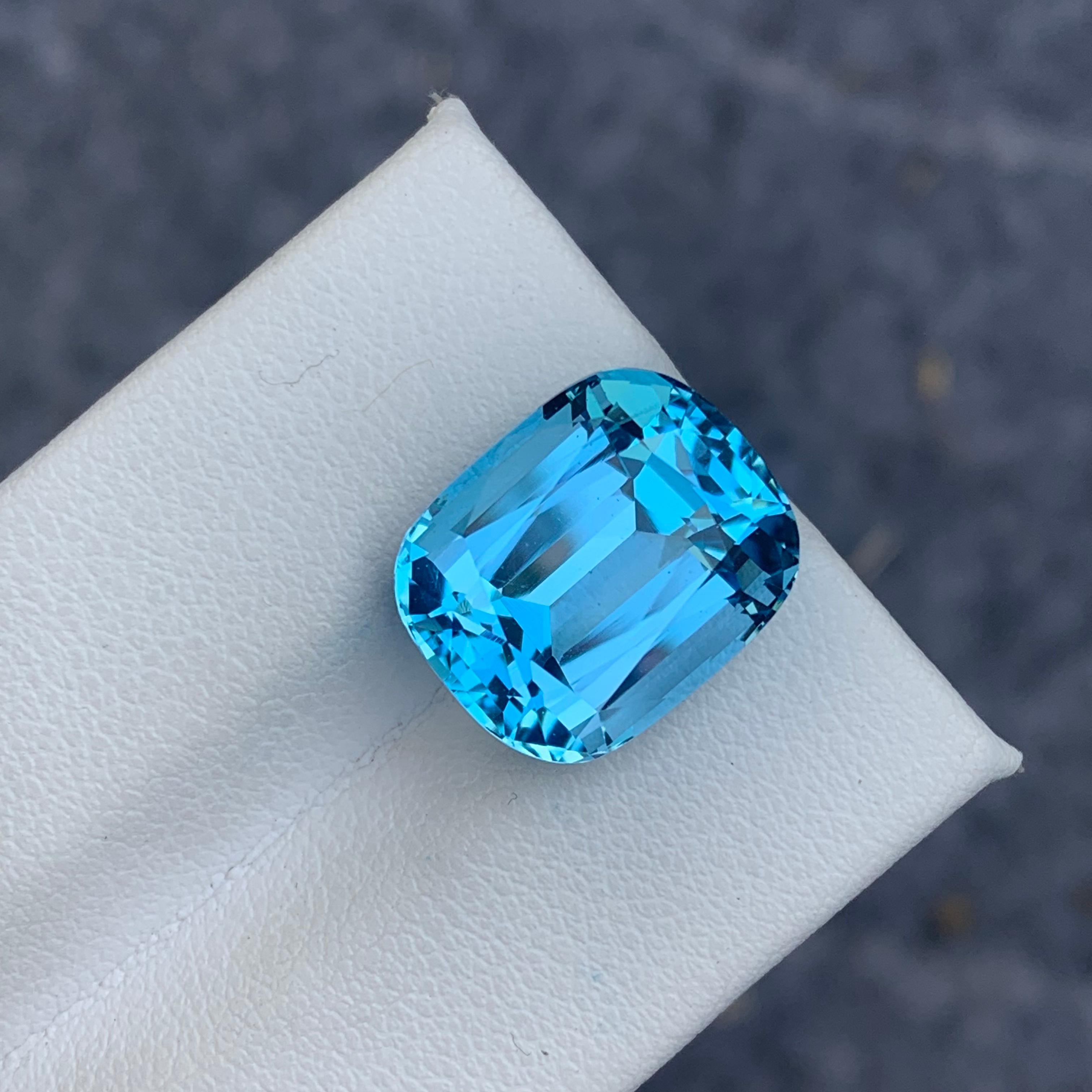 Elegante Topacio azul celeste suelto de 13,35 quilates de Brasil con facetas en cojín en venta 1