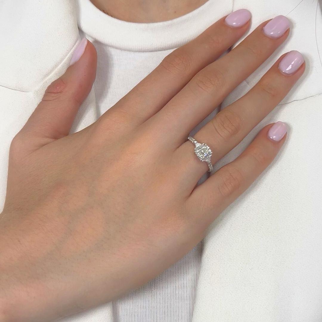 Eleganza: anello con 3 pietre e 1,33 carati di diamanti in oro bianco 18 carati - certificato IGI

Scopri la raffinata brillantezza di questo anello con diamante dal taglio radiante incastonato in oro bianco 18 carati. Il pezzo centrale, un diamante