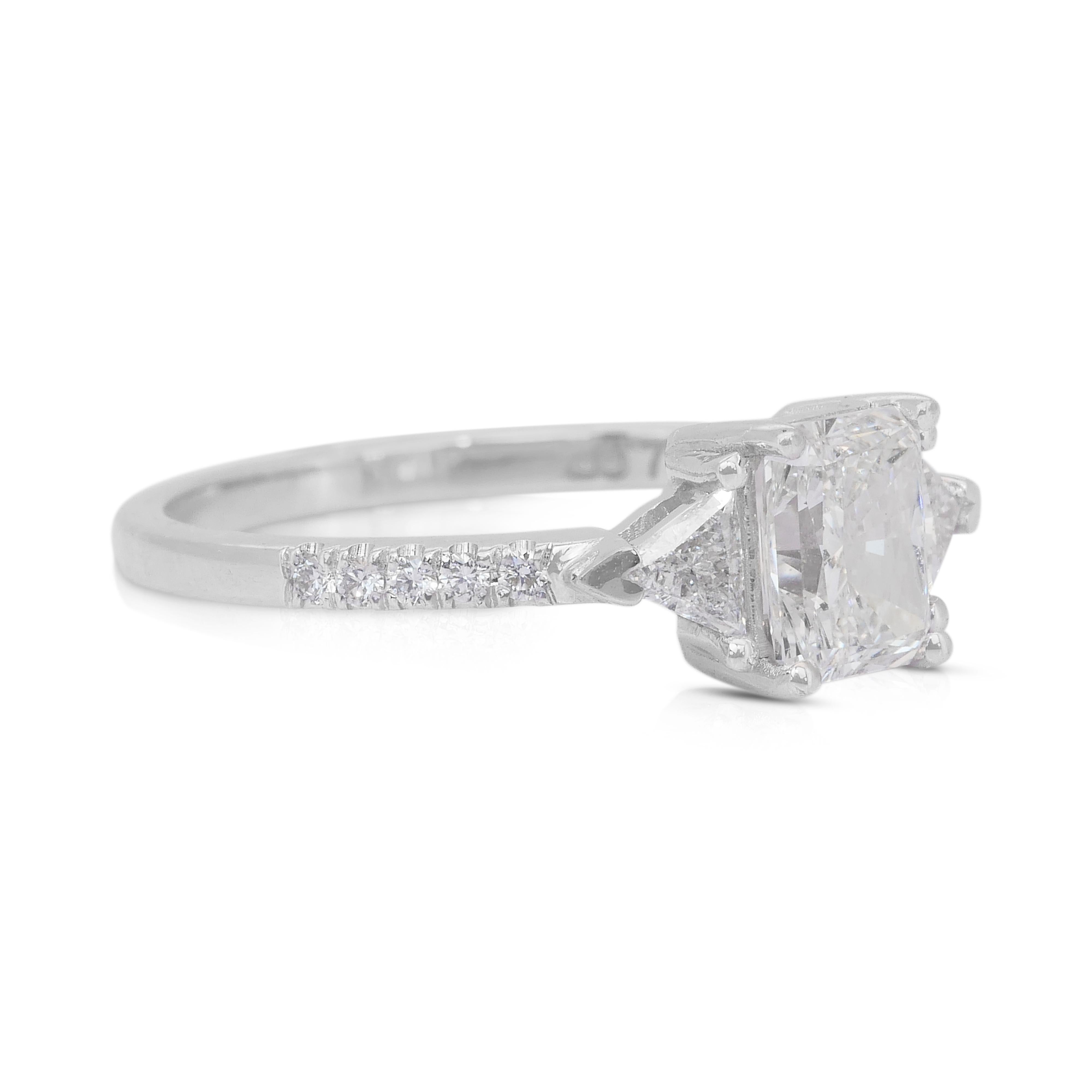 Taglio radiant Eleganza: anello con 3 pietre e 1,33 carati di diamanti in oro bianco 18 carati - certificato IGI in vendita