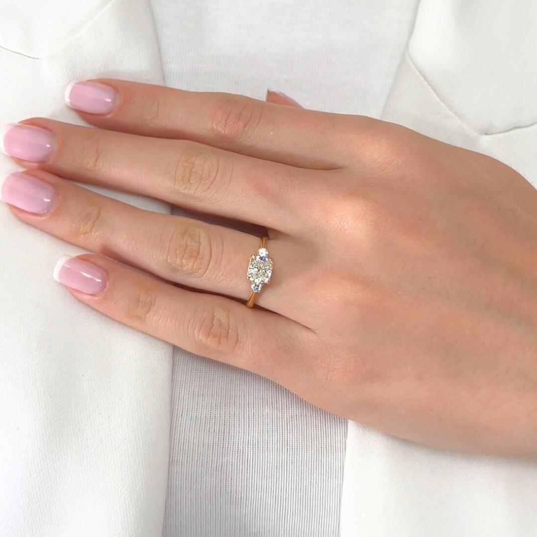 Eleganza: anello a tre pietre con 1,35 carati di diamanti in oro giallo 18 carati - certificato IGI

Elegante e grazioso, questo anello a tre pietre in oro giallo 18 carati presenta un diamante da 1,20 carati con taglio a cuscino dal colore e dalla