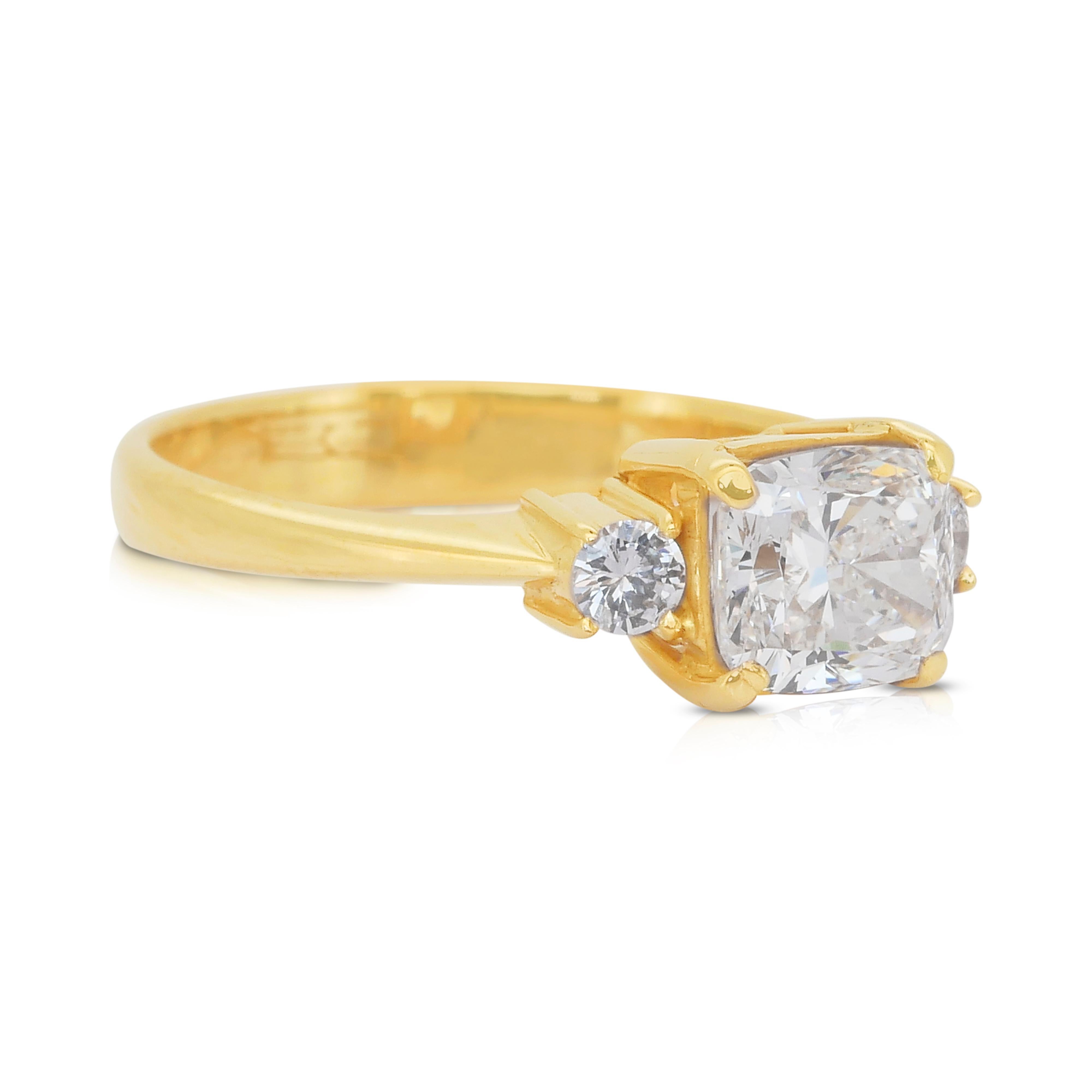 Taglio cuscino Eleganza: anello a tre pietre con 1,35 carati di diamanti in oro giallo 18 carati - certificato IGI in vendita