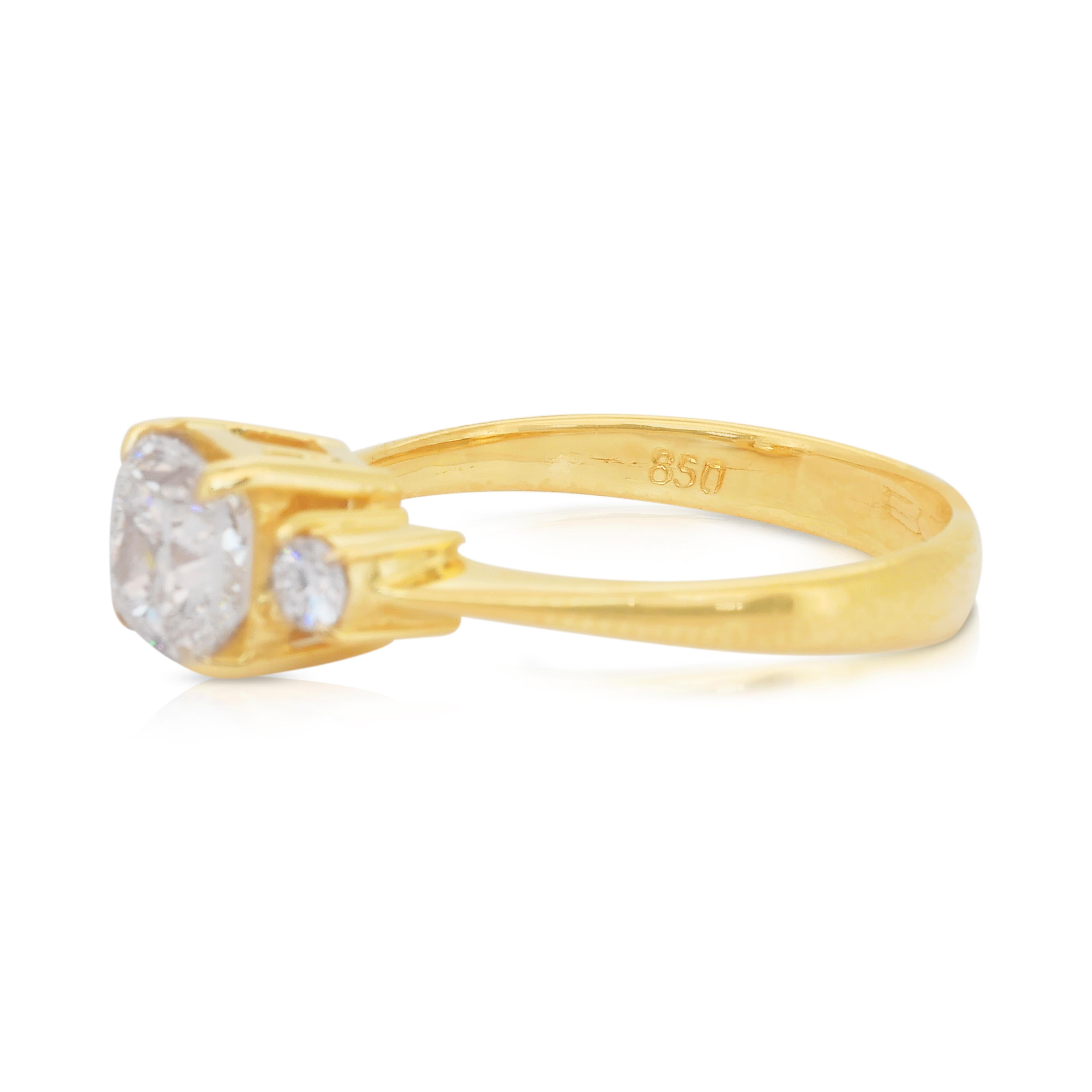 Eleganza: anello a tre pietre con 1,35 carati di diamanti in oro giallo 18 carati - certificato IGI In condizioni Nuovo in vendita a רמת גן, IL