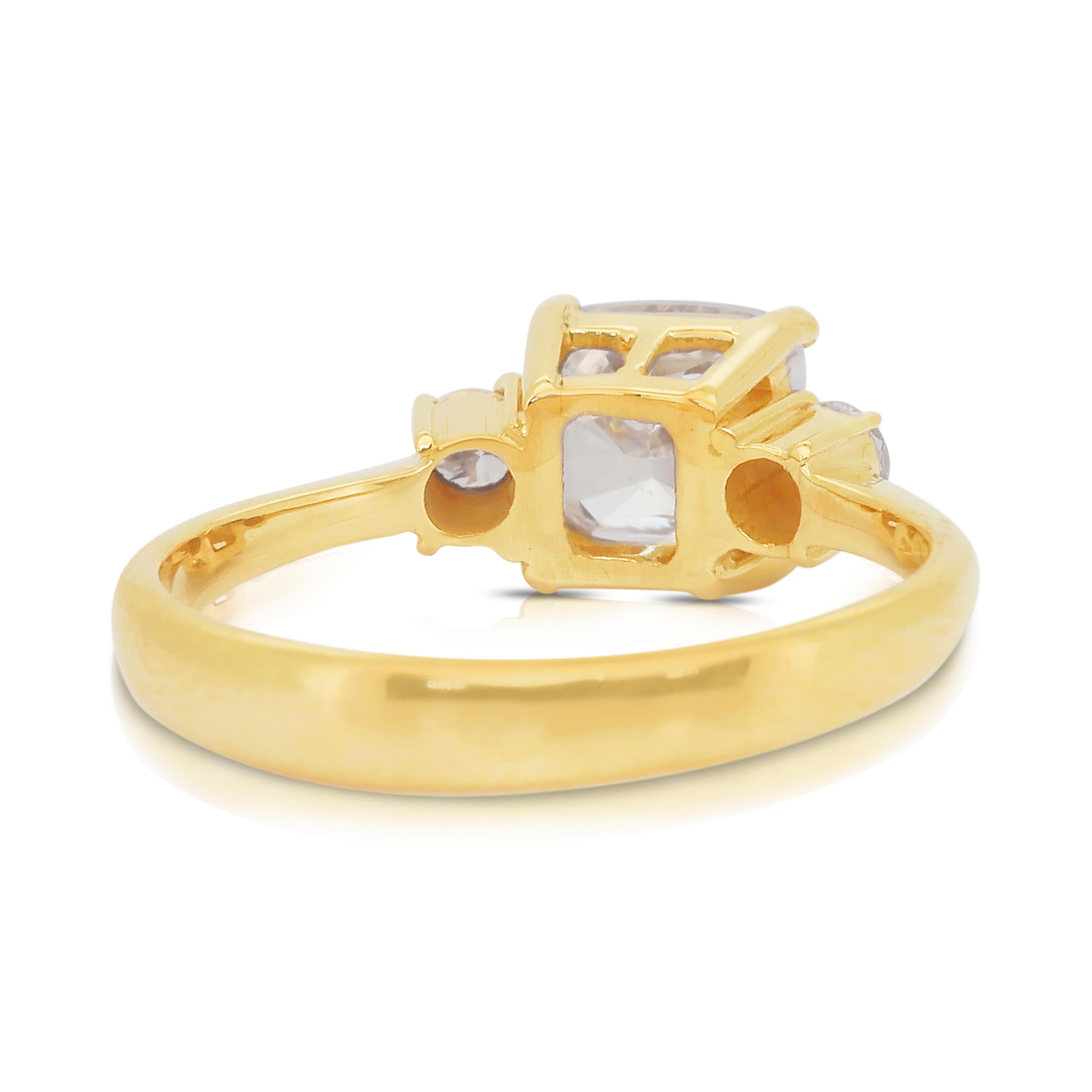 Donna Eleganza: anello a tre pietre con 1,35 carati di diamanti in oro giallo 18 carati - certificato IGI in vendita
