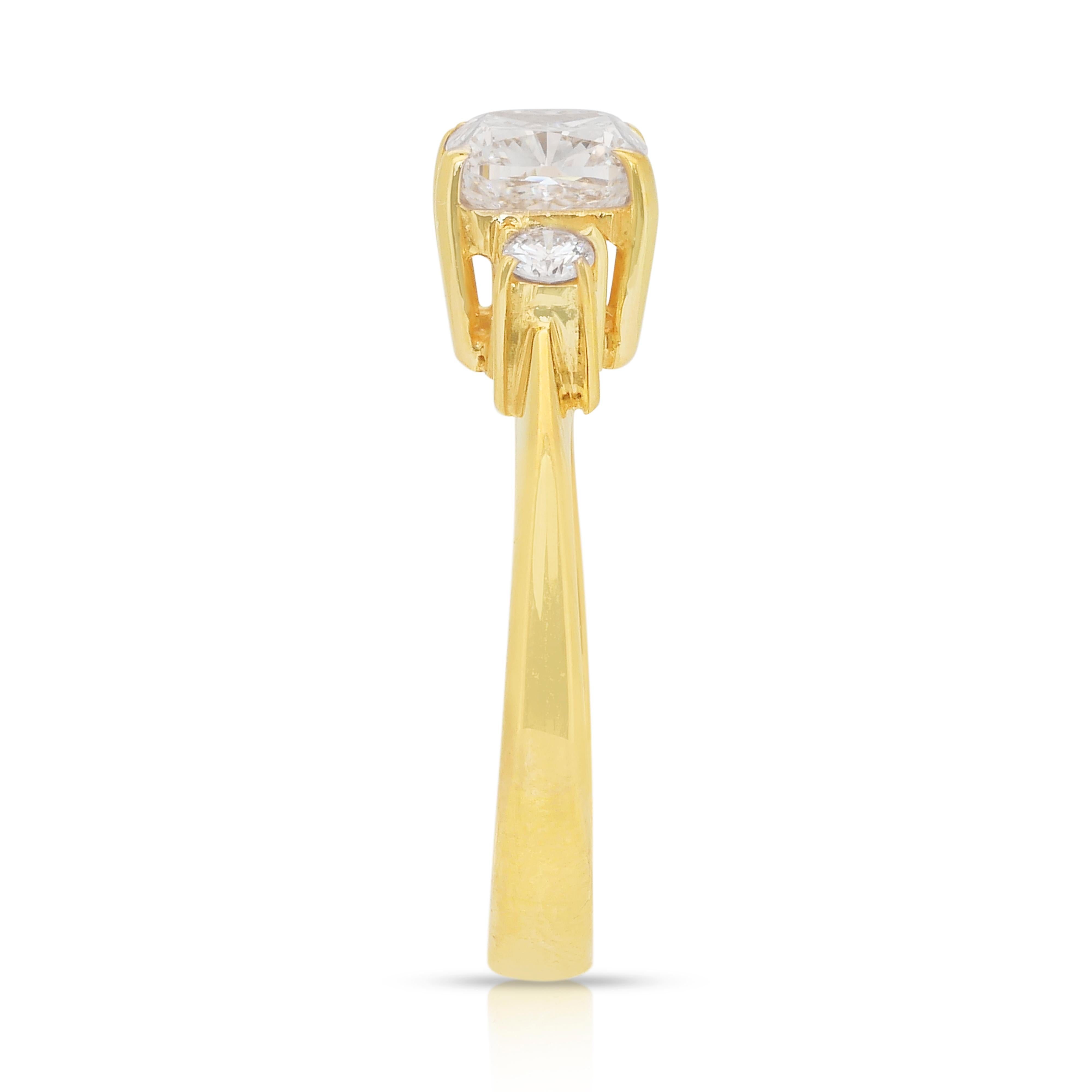 Eleganza: anello a tre pietre con 1,35 carati di diamanti in oro giallo 18 carati - certificato IGI in vendita 2