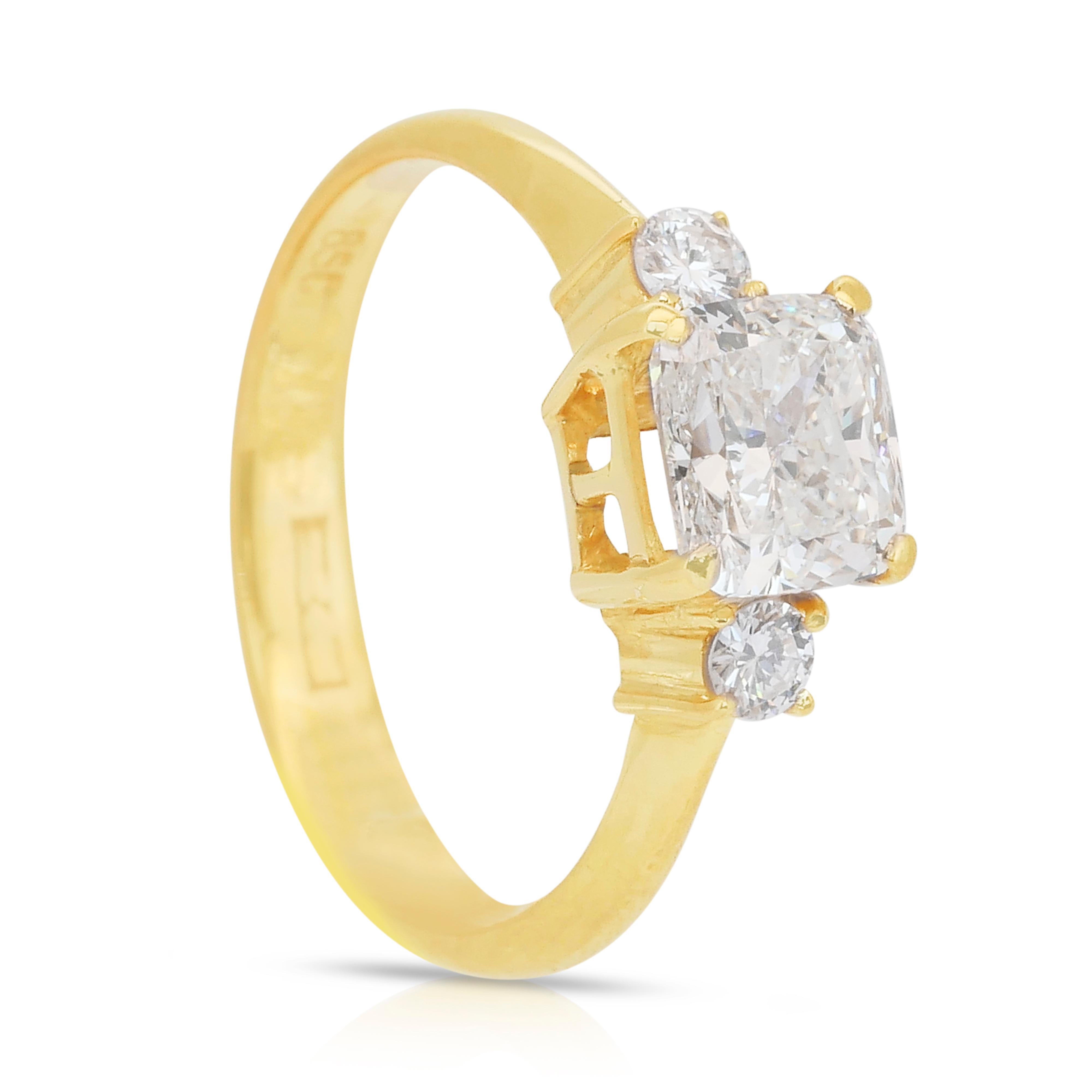 Eleganza: anello a tre pietre con 1,35 carati di diamanti in oro giallo 18 carati - certificato IGI in vendita 3