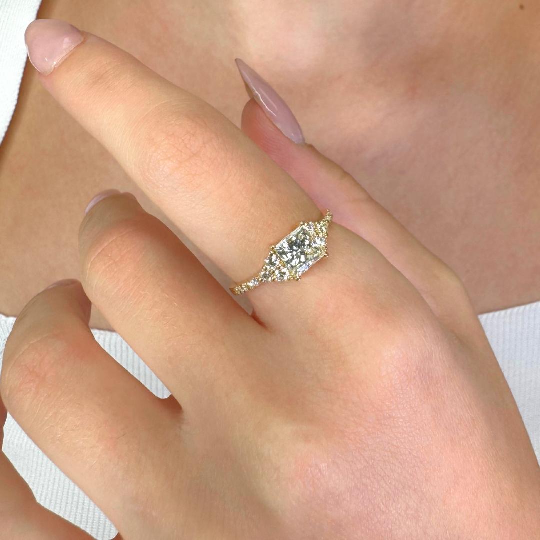 Anello Eleg con 1,36 carati di diamanti in oro giallo 18 carati - Certificato IGI

L'eleganza moderna incontra lo scintillio senza tempo in questo anello in oro giallo 18 carati, centrato da un diamante taglio principessa da 1,01 carati. La sua