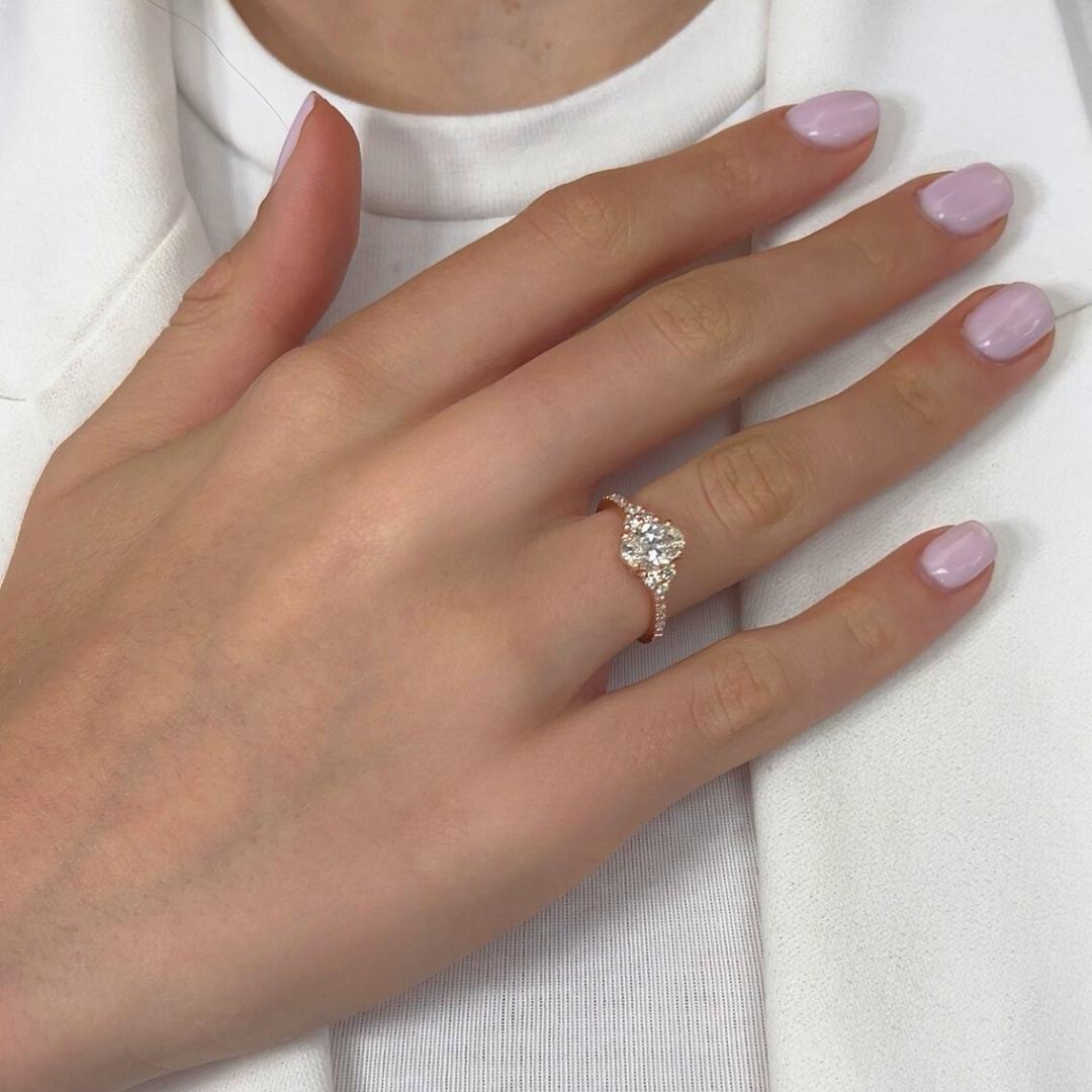 Elegante anillo con pavé de diamantes de 1,37 ct en oro rosa de 18k - Certificado IGI

Este anillo de oro rosa de 18 quilates con pavé tiene como pieza central un impresionante diamante de talla oval de 1,01 ct. La rodean 16 diamantes redondos, con