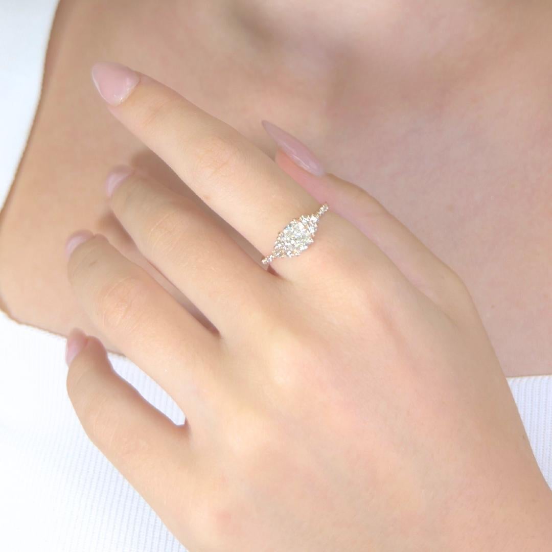 Eleganter 1,37-Karat-Diamantenring in 18k Rose Gold - IGI zertifiziert

Dieser zarte und doch auffällige Ring aus 18 Karat Roségold ist mit einem Diamanten im Kissenschliff von 1,02 Karat besetzt und strahlt mit jedem Blick Eleganz aus. Um das