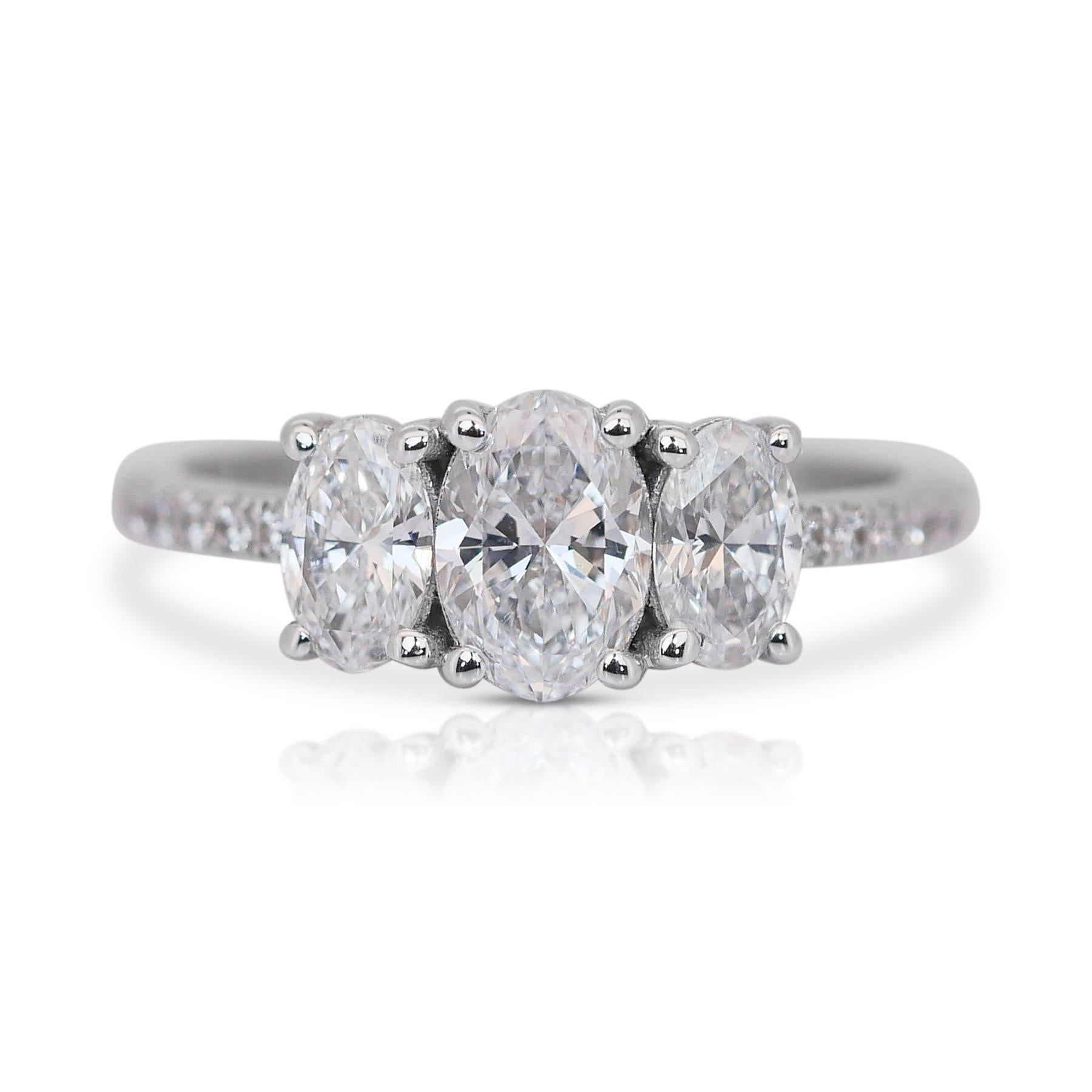 Elegant 1.38ct Diamonds 3-Stone Ring in 18k White Gold - GIA Certified (en anglais) en vente 5