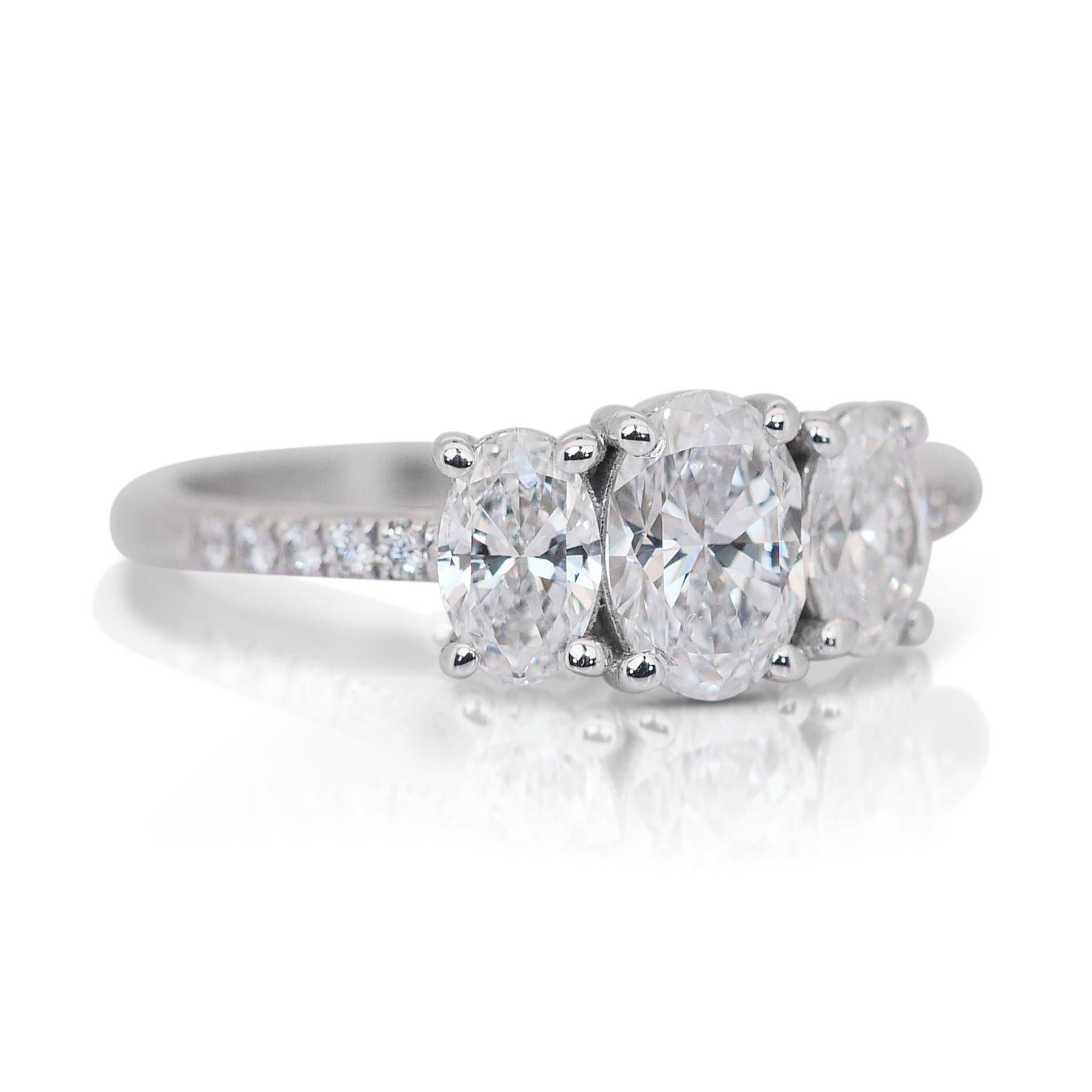 Elegant 1.38ct Diamonds 3-Stone Ring in 18k White Gold - GIA Certified (en anglais)

Cette exquise bague à trois pierres en or blanc 18k présente un éblouissant trio de diamants ovales totalisant 1,30ct, rayonnant de brillance et d'éclat. La pièce