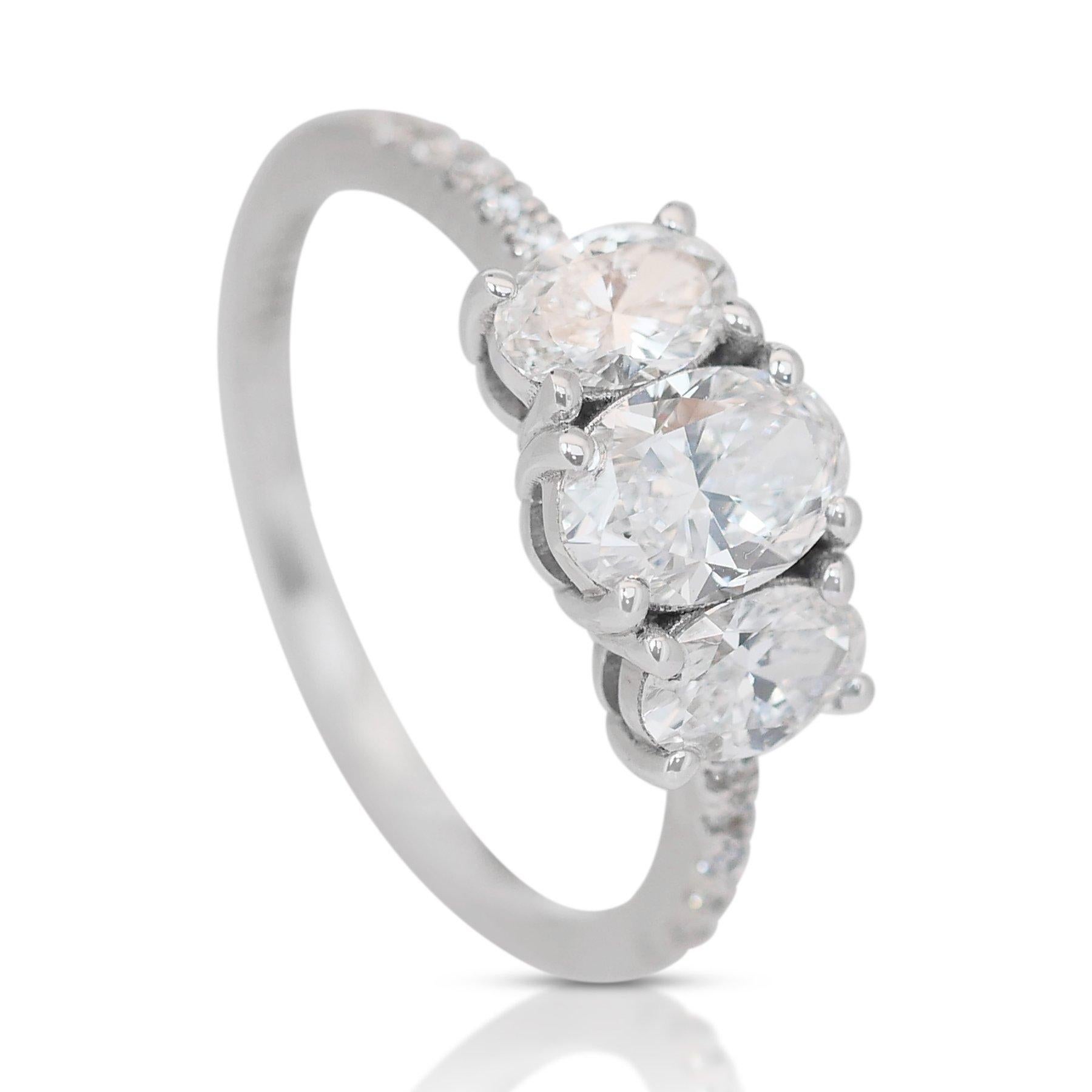 Taille ovale Elegant 1.38ct Diamonds 3-Stone Ring in 18k White Gold - GIA Certified (en anglais) en vente
