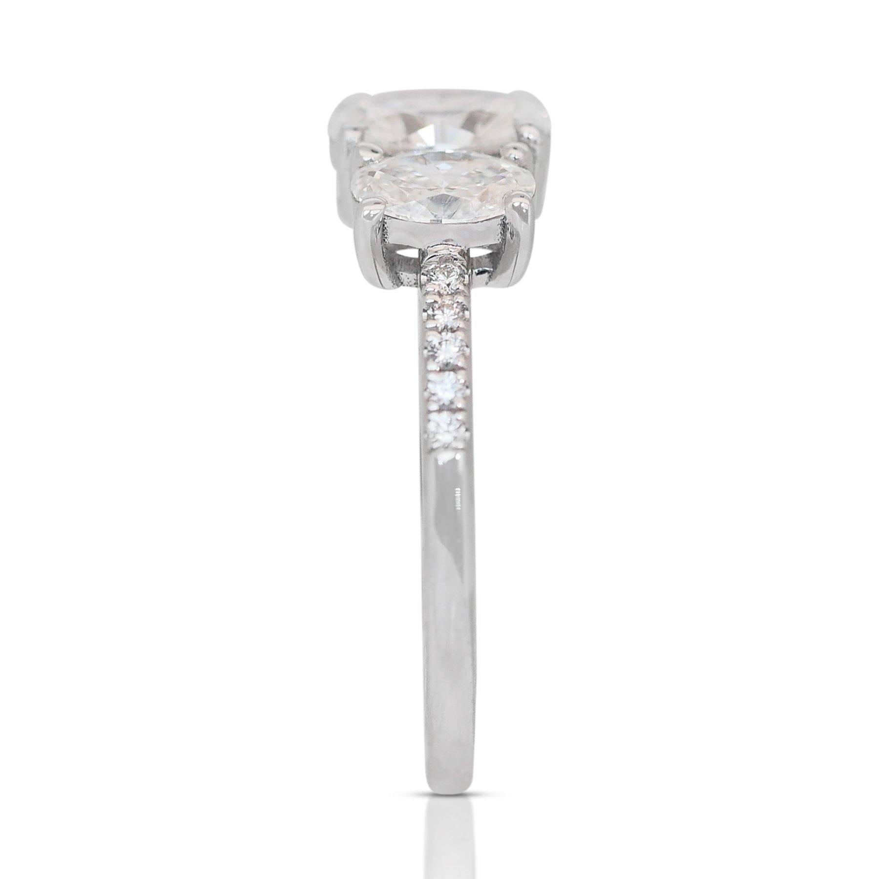 Elegant 1.38ct Diamonds 3-Stone Ring in 18k White Gold - GIA Certified (en anglais) Neuf - En vente à רמת גן, IL
