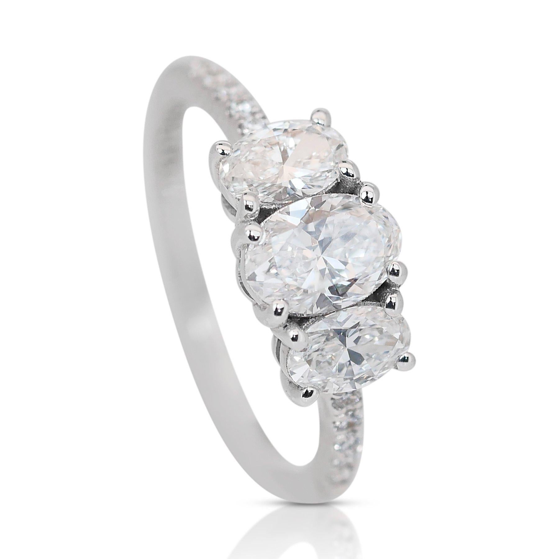 Elegant 1.38ct Diamonds 3-Stone Ring in 18k White Gold - GIA Certified (en anglais) Pour femmes en vente