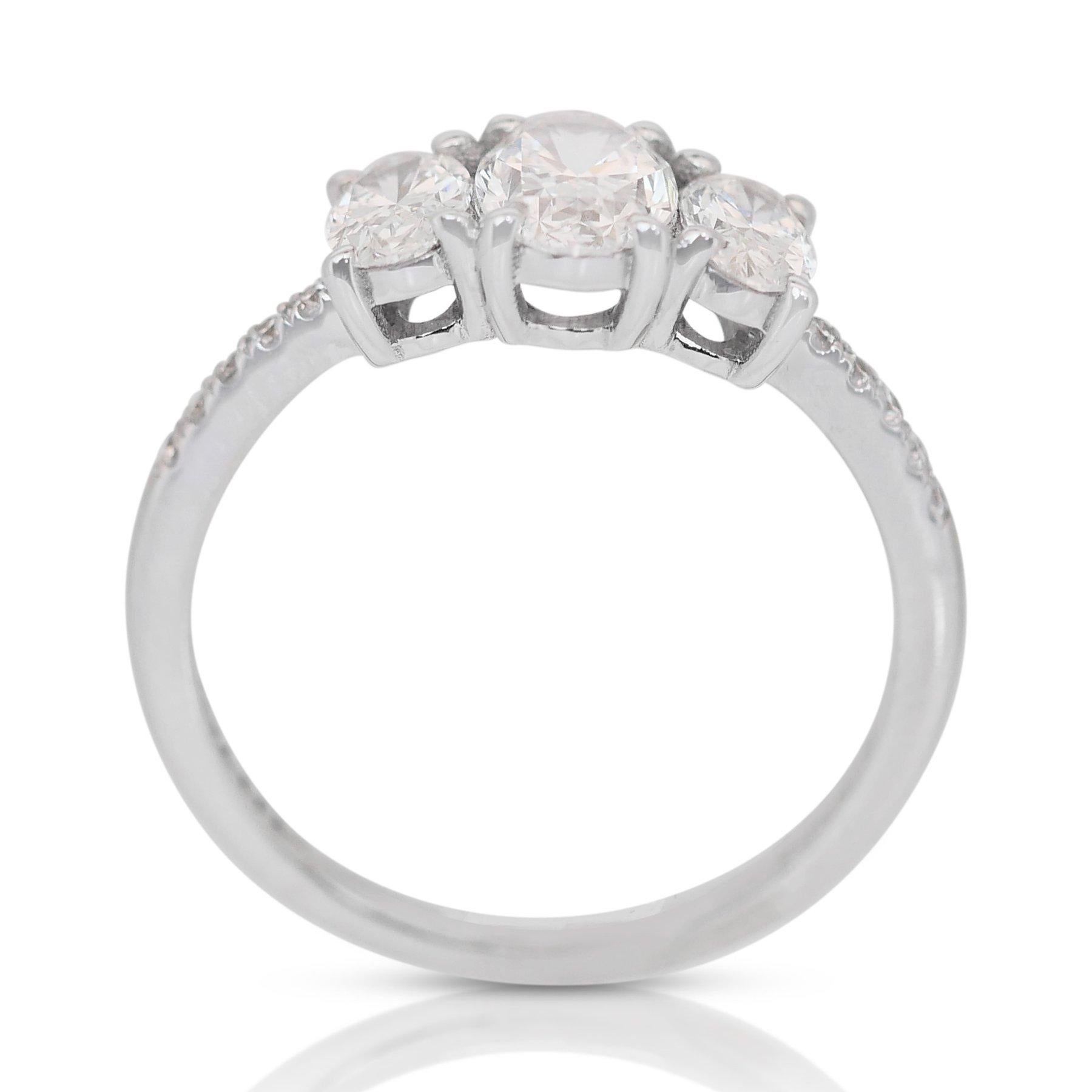 Elegant 1.38ct Diamonds 3-Stone Ring in 18k White Gold - GIA Certified (en anglais) en vente 4