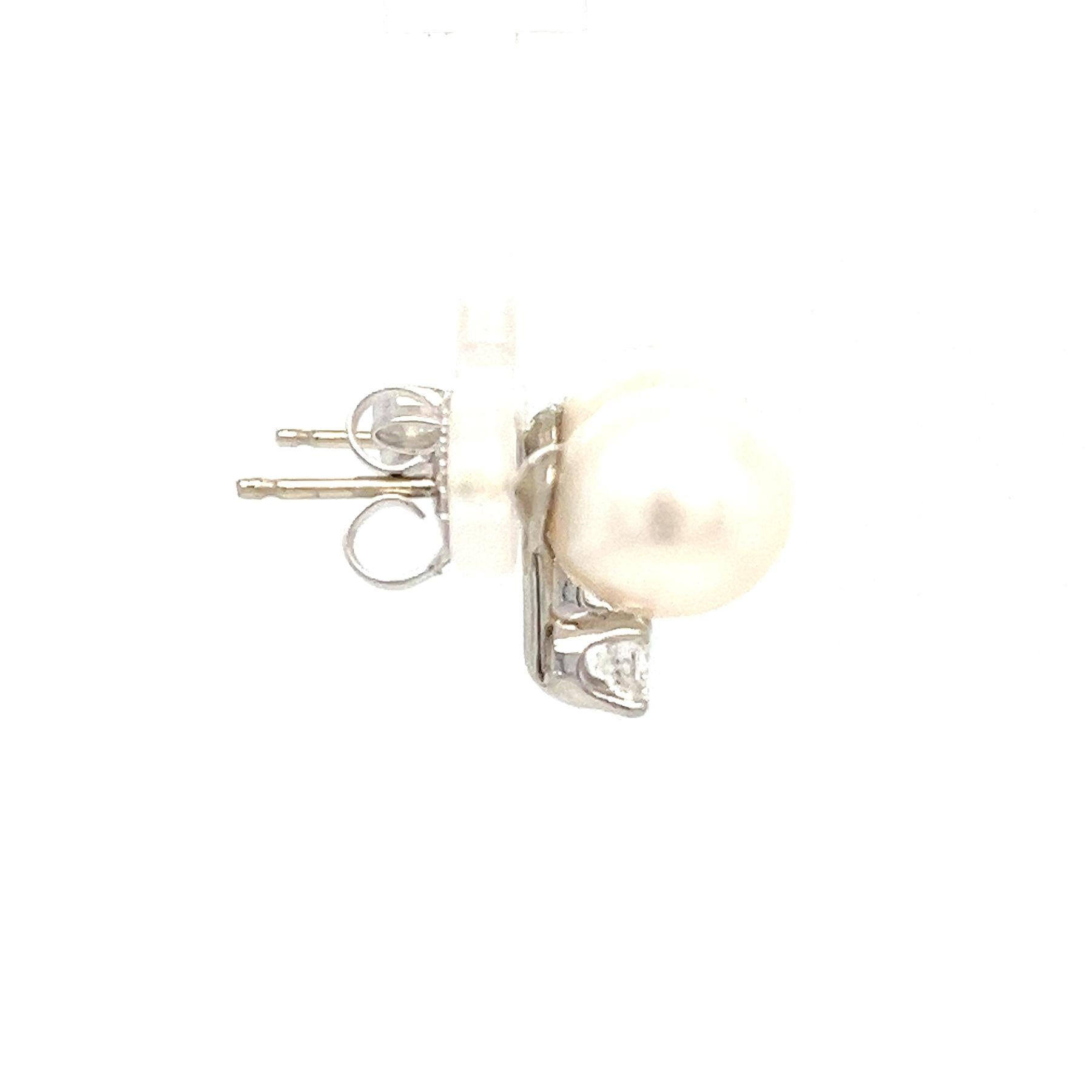 Dieses raffinierte Paar Ohrringe aus 14-karätigem Weißgold mit Zuchtperlen und Diamanten wertet Ihre Schmucksammlung auf. Jeder Ohrring besteht aus einer leuchtenden 9-mm-Zuchtperle, die wegen ihrer glatten Oberfläche und ihres strahlenden Glanzes