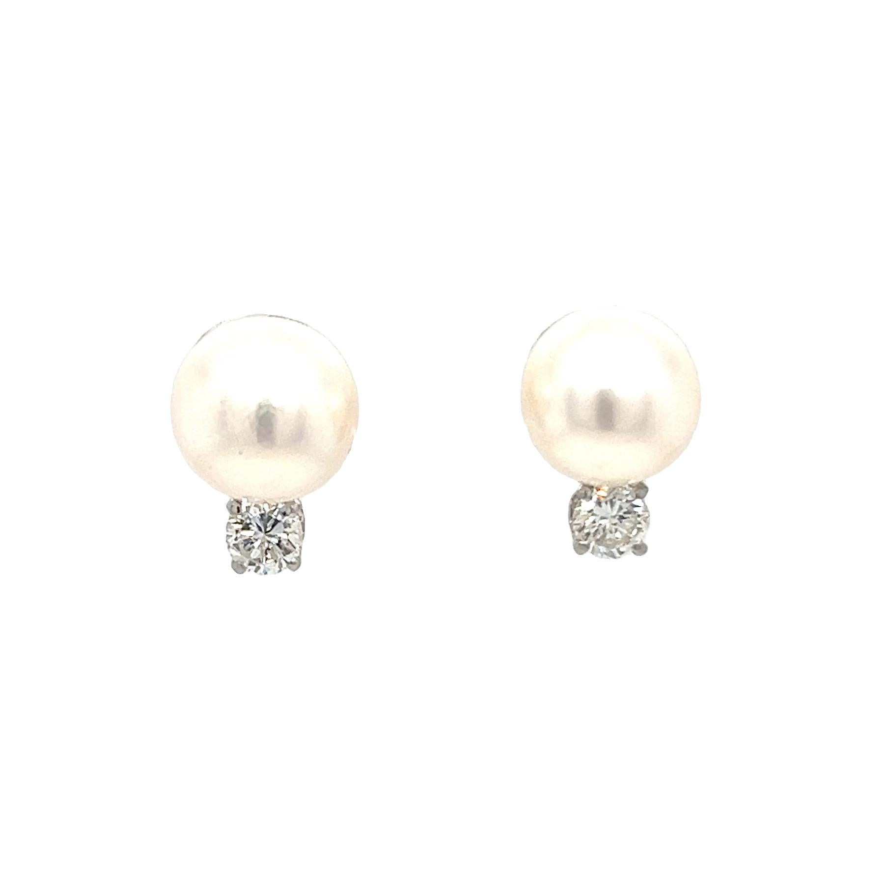 Elegantes pendientes de perlas cultivadas y diamantes en oro blanco de 14 quilates