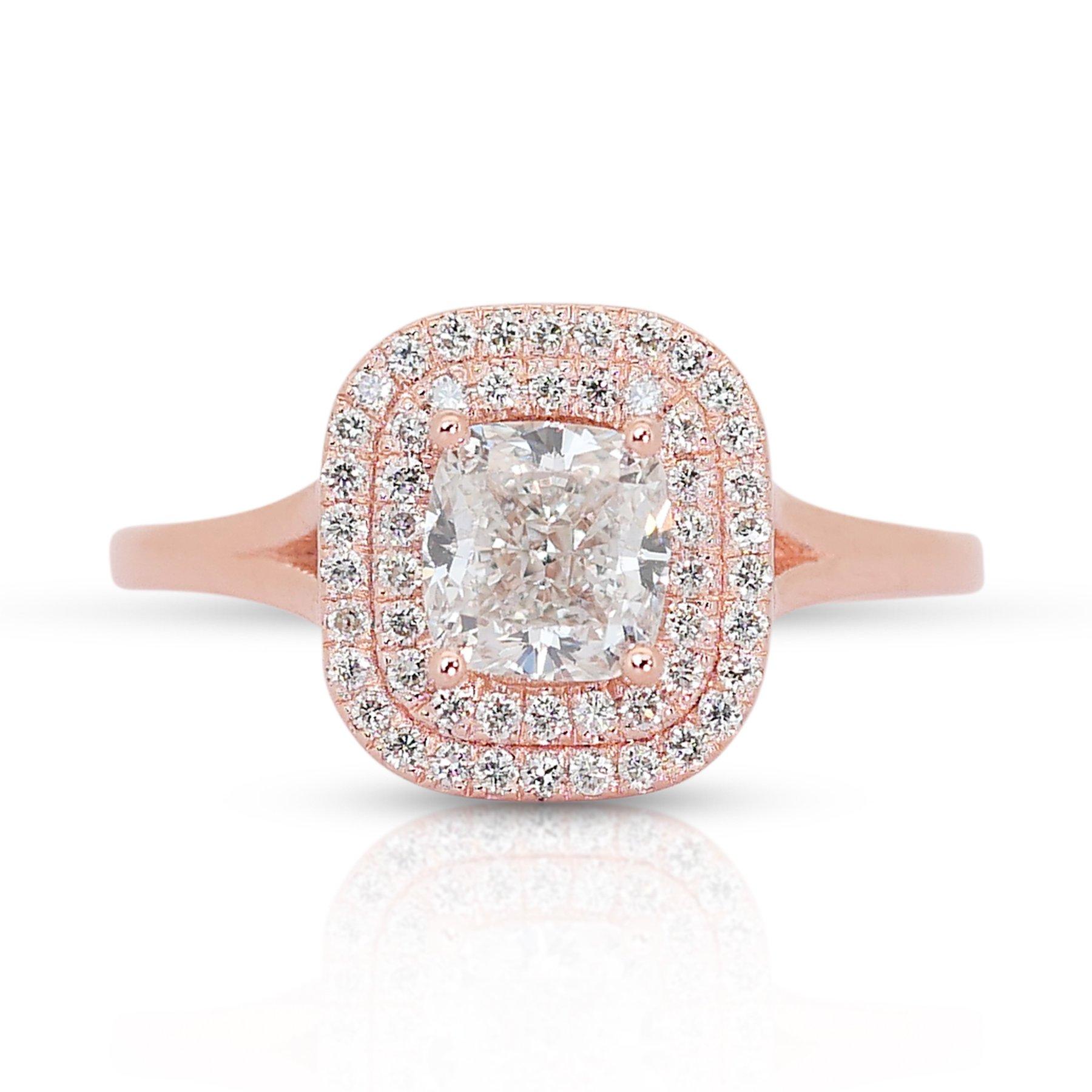 Eleganter 1,41ct Diamanten Double Halo Ring in 18k Rose Gold - GIA zertifiziert

Dieser exquisite, mit Präzision und Eleganz gefertigte Halo-Ring aus 18 Karat Roségold ist mit einem atemberaubenden Diamanten im Kissenschliff von 1,18 Karat besetzt.