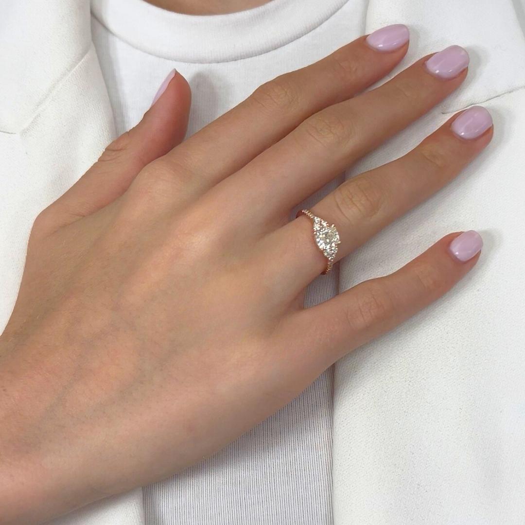 Elegante anillo con pavé de diamantes de 1,45 ct en oro rosa de 18k - Certificado IGI

Celebra la elegancia con este encantador anillo con pavé de diamantes de 1,45 ct, exquisitamente elaborado en oro rosa de 18k. La pieza central -un diamante talla