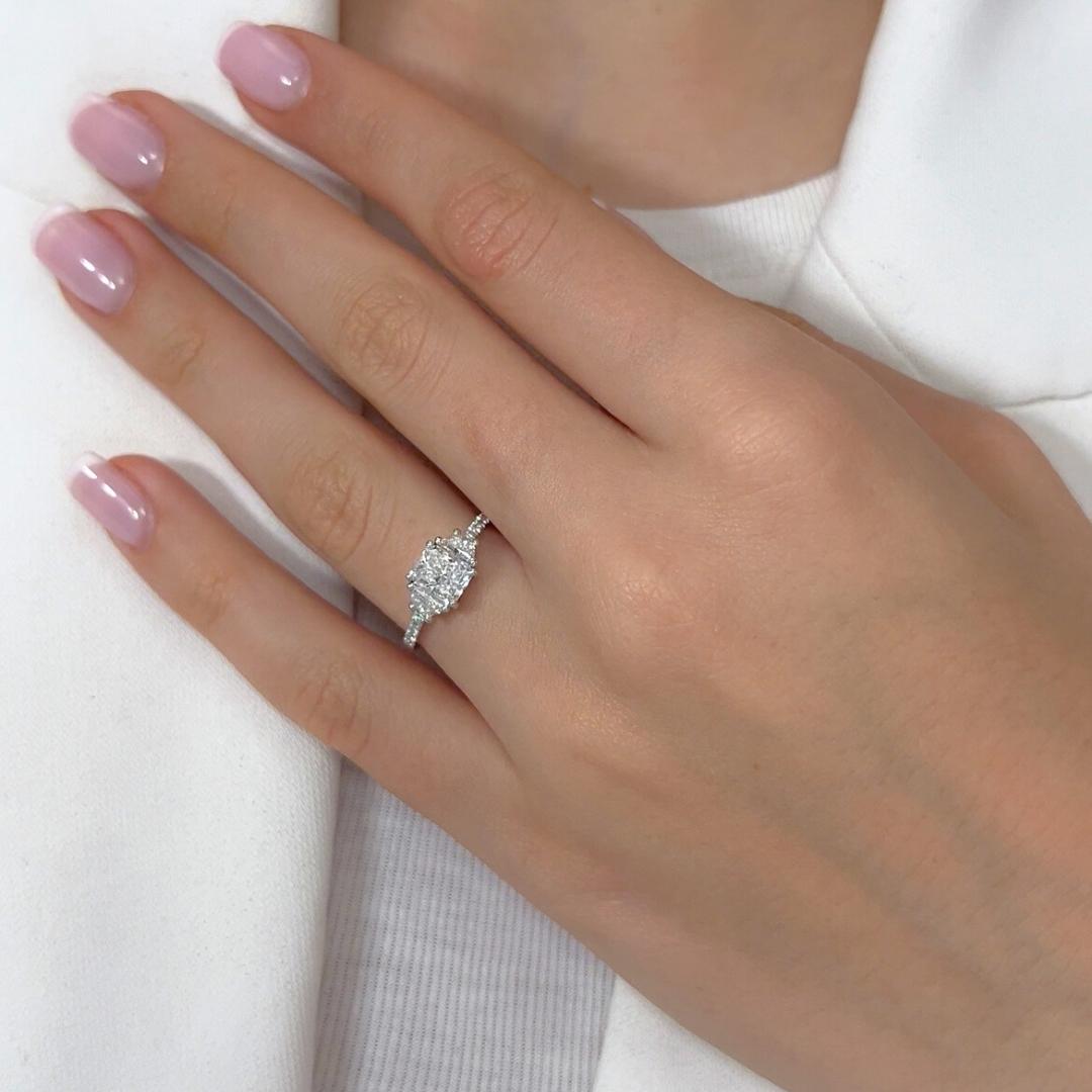 Elegante anello con doppio diamante eccellente a taglio ideale da 1,47 carati in oro bianco 18 carati - Certificato GIA

Un capolavoro di brillantezza, questo diamante da 1,01 carati con taglio radiante vanta un doppio taglio ideale eccellente, che