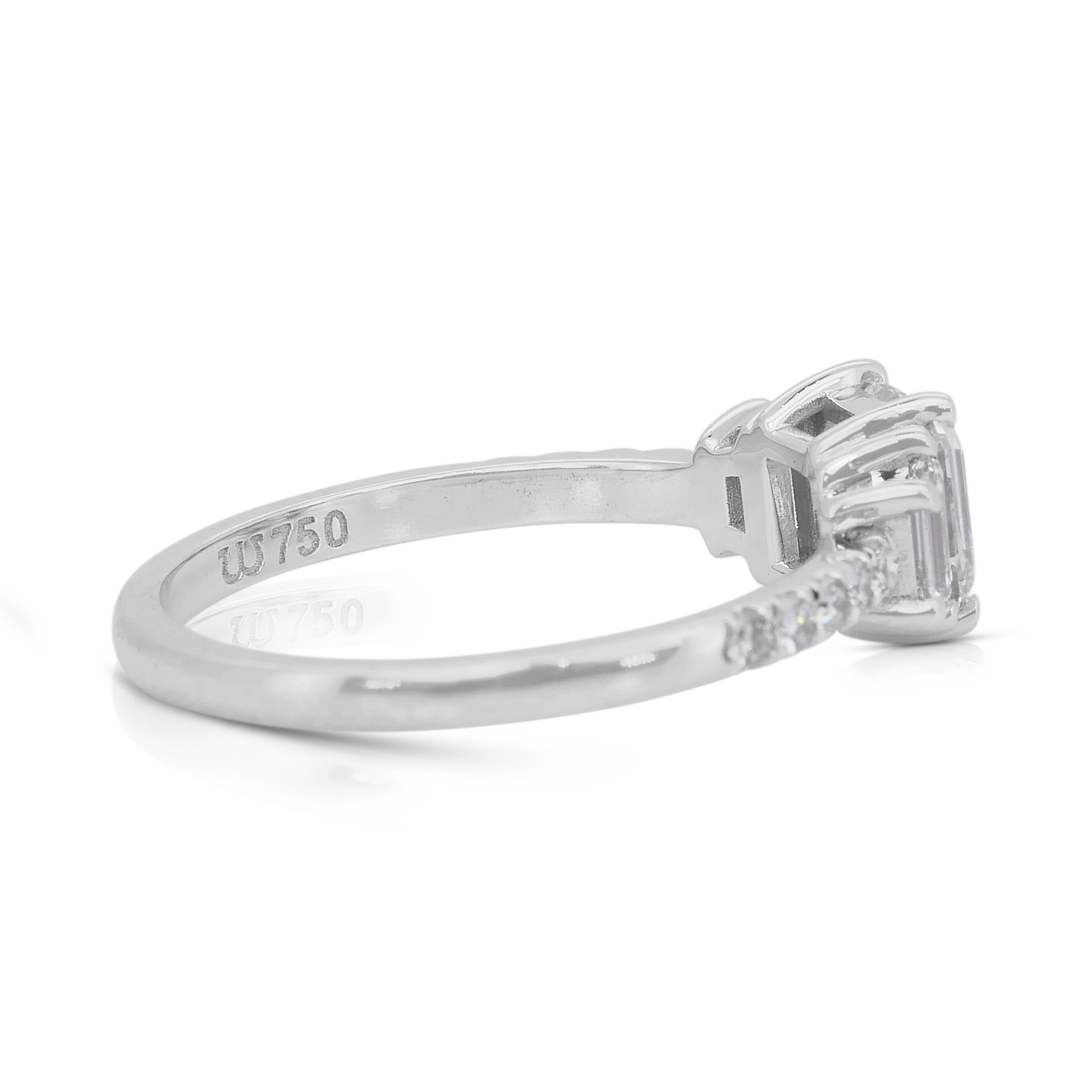 Elegant 1.48ct Diamonds 3-Stone Ring in 18k White Gold - GIA Certified (en anglais) Neuf - En vente à רמת גן, IL