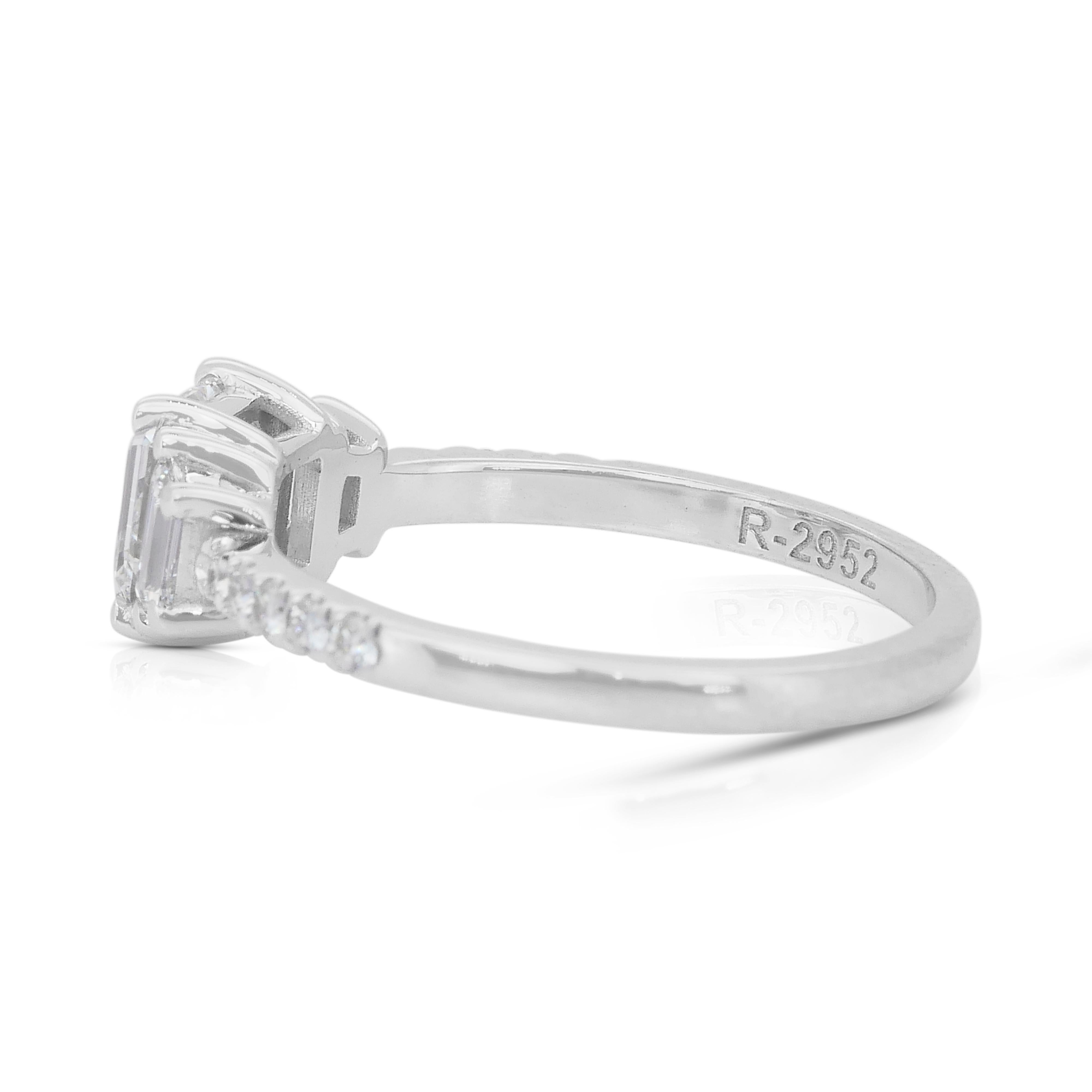 Elegant 1.48ct Diamonds 3-Stone Ring in 18k White Gold - GIA Certified (en anglais) en vente 1