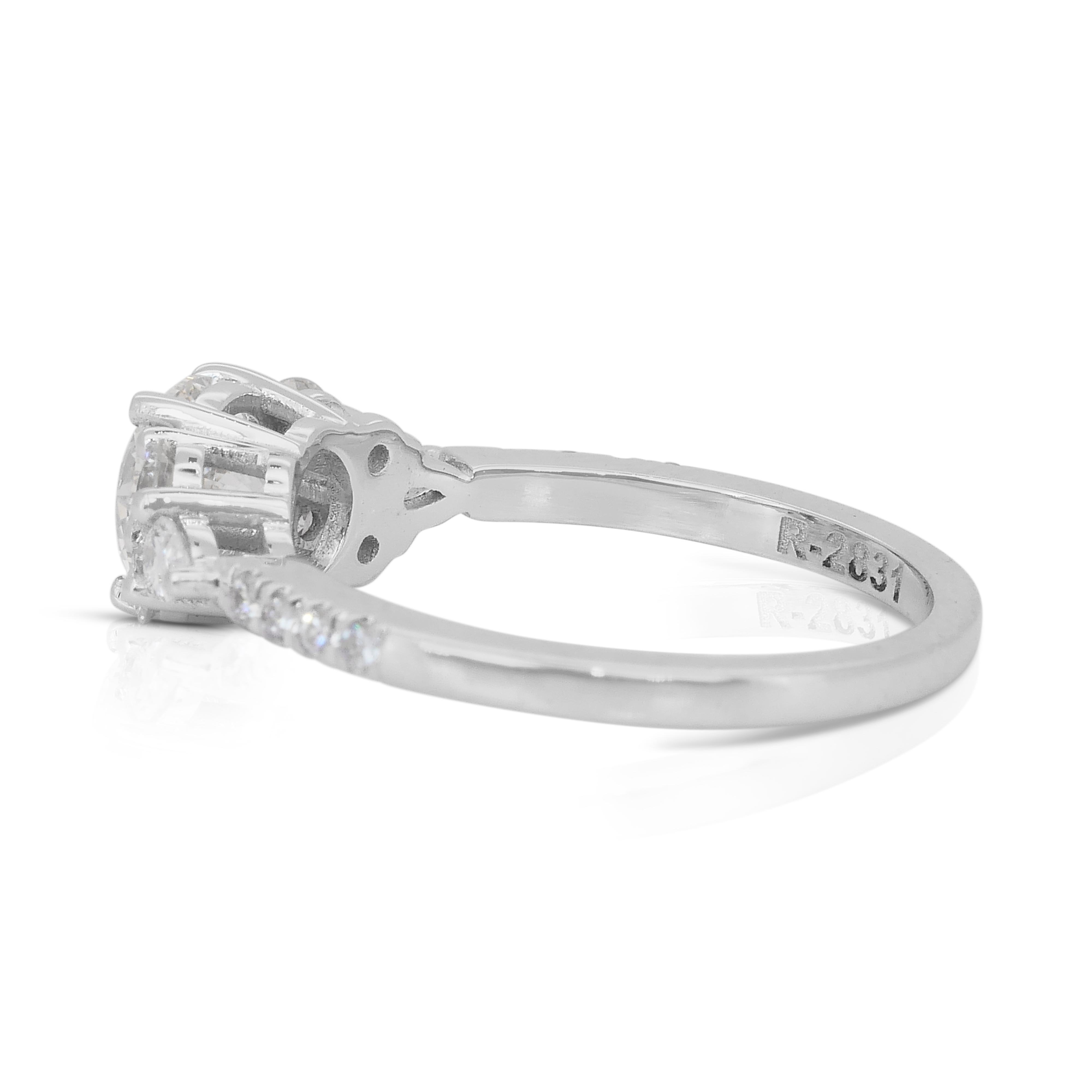 Elegant 1.48ct Diamonds Ring in 18k White Gold - IGI Certified im Zustand „Neu“ im Angebot in רמת גן, IL