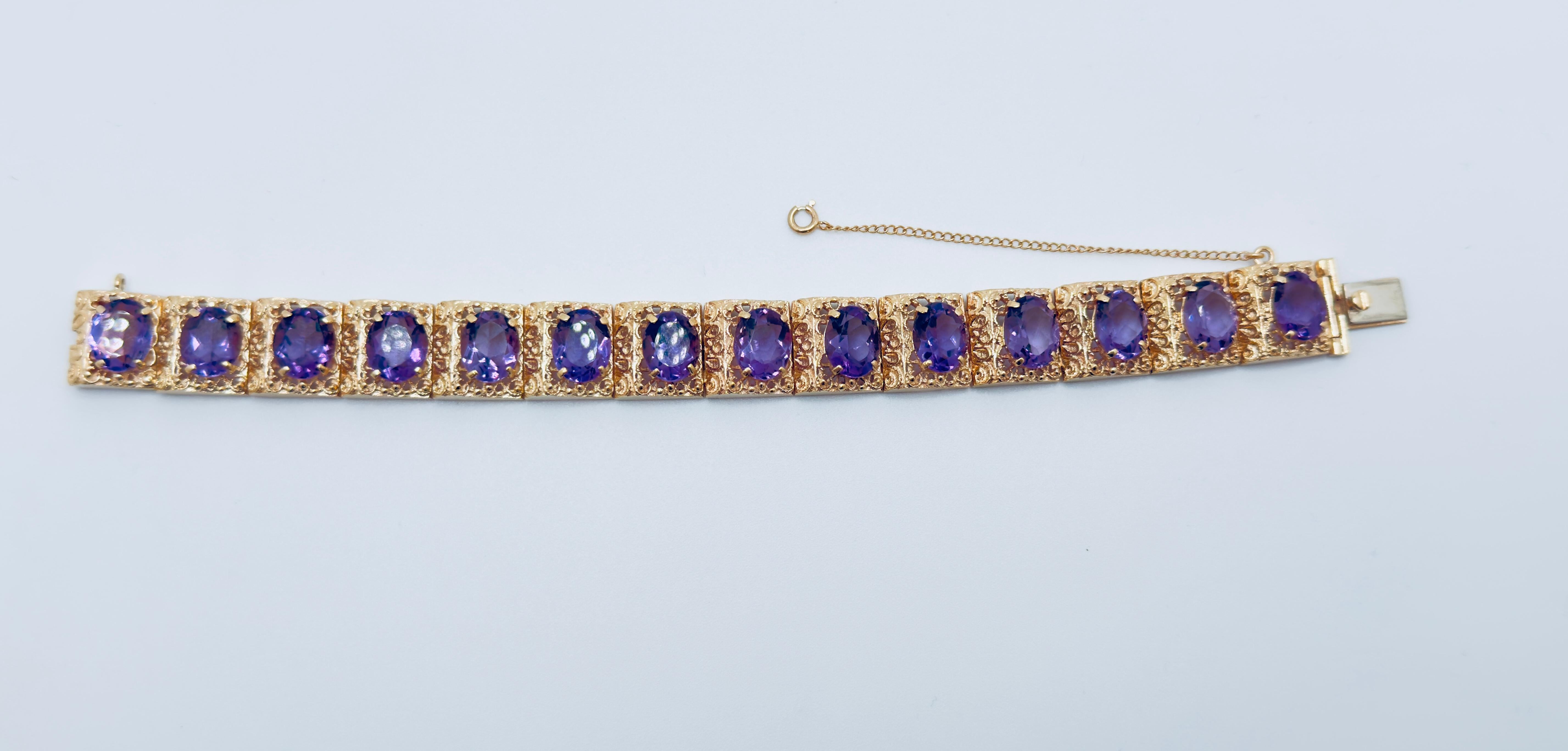 Esta exquisita pulsera de oro de 14 quilates presenta 14 piedras ovaladas facetadas de amatista, cada una de aproximadamente 10x8 mm, con un peso total combinado de 4,41 quilates. Las vibrantes tonalidades púrpuras de las amatistas se muestran