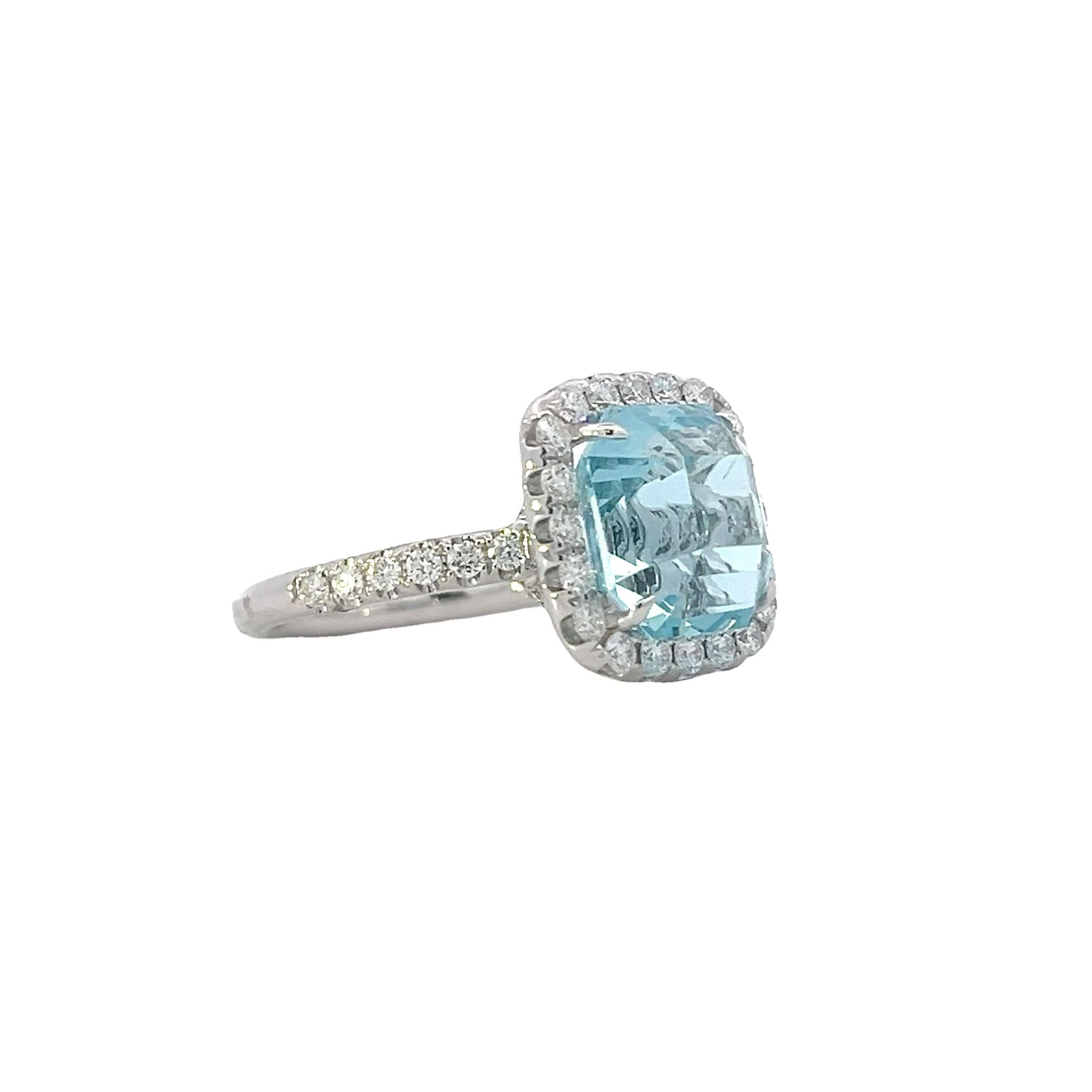 **Eleg, l'élégance intemporelle, avec ce superbe bracelet 18 carats.  Bague en or blanc à halo d'aqua bleu et de diamants, une pièce qui captive véritablement l'essence de la beauté.