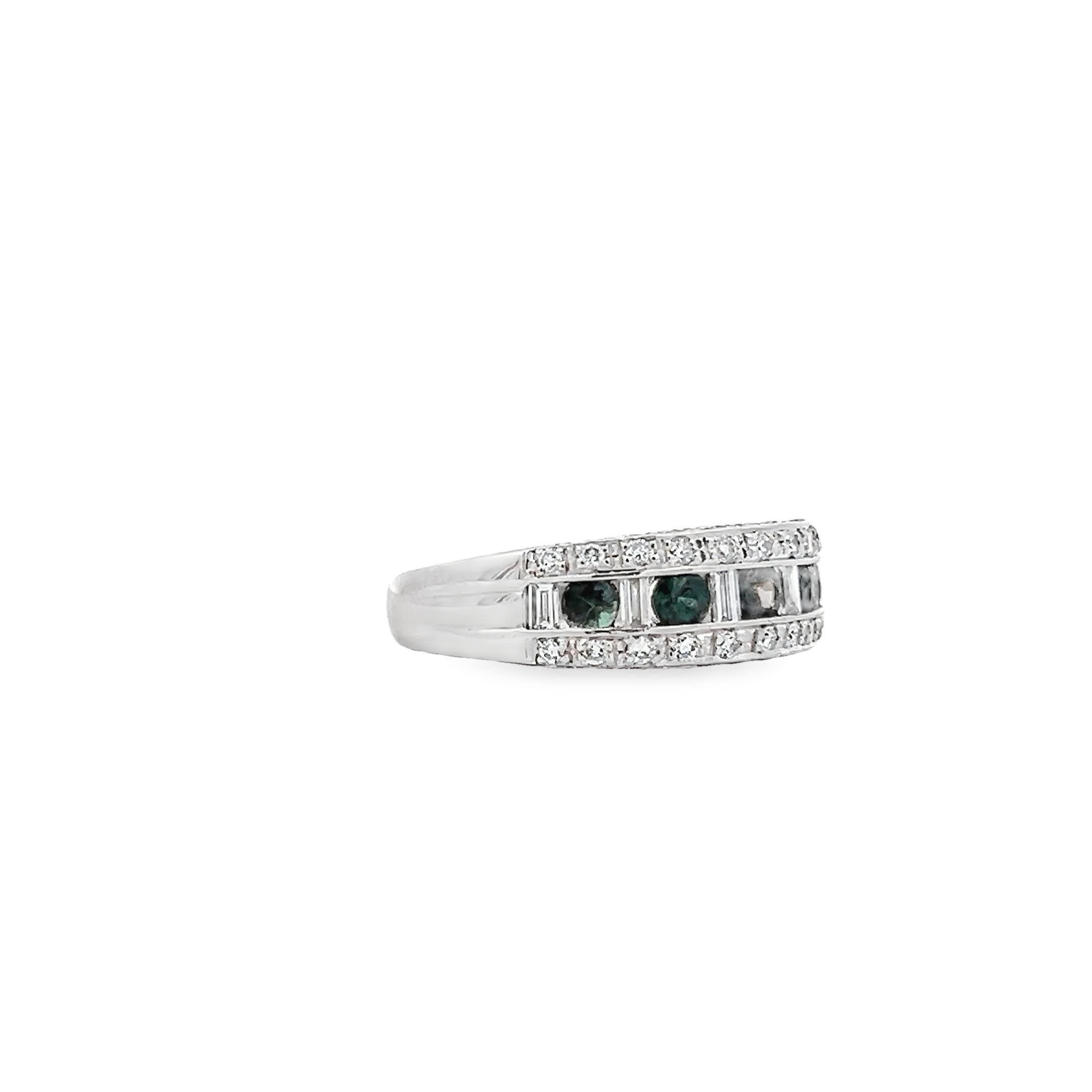 Bague élégante en or 14K à cœurs entrelacés de diamants et d'émeraudes Neuf - En vente à Great Neck Plaza, NY
