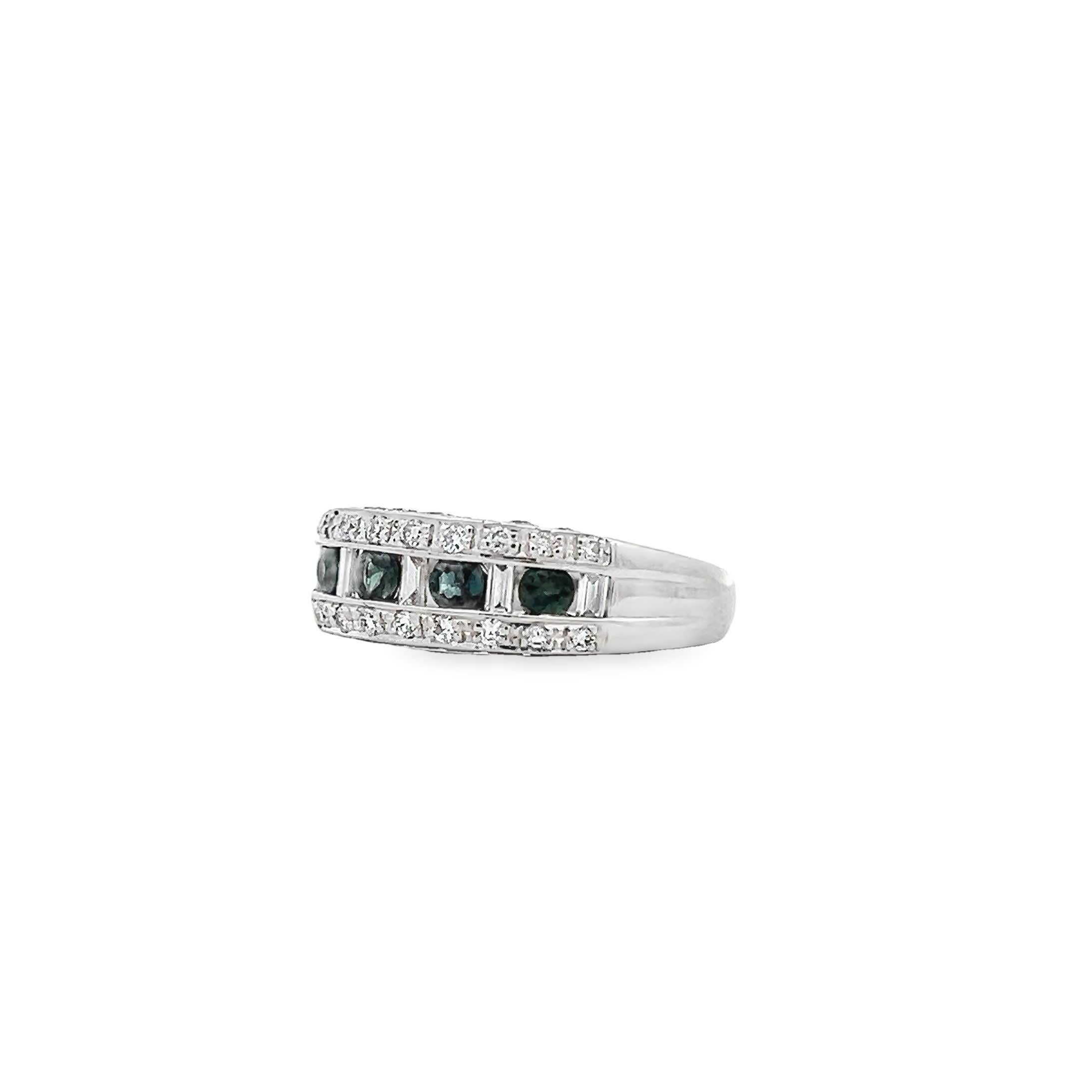 Bague élégante en or 14K à cœurs entrelacés de diamants et d'émeraudes Pour femmes en vente