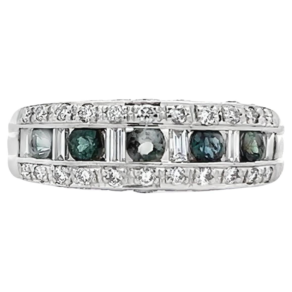 Bague élégante en or 14K à cœurs entrelacés de diamants et d'émeraudes en vente