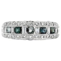 Bague élégante en or 14K à cœurs entrelacés de diamants et d'émeraudes